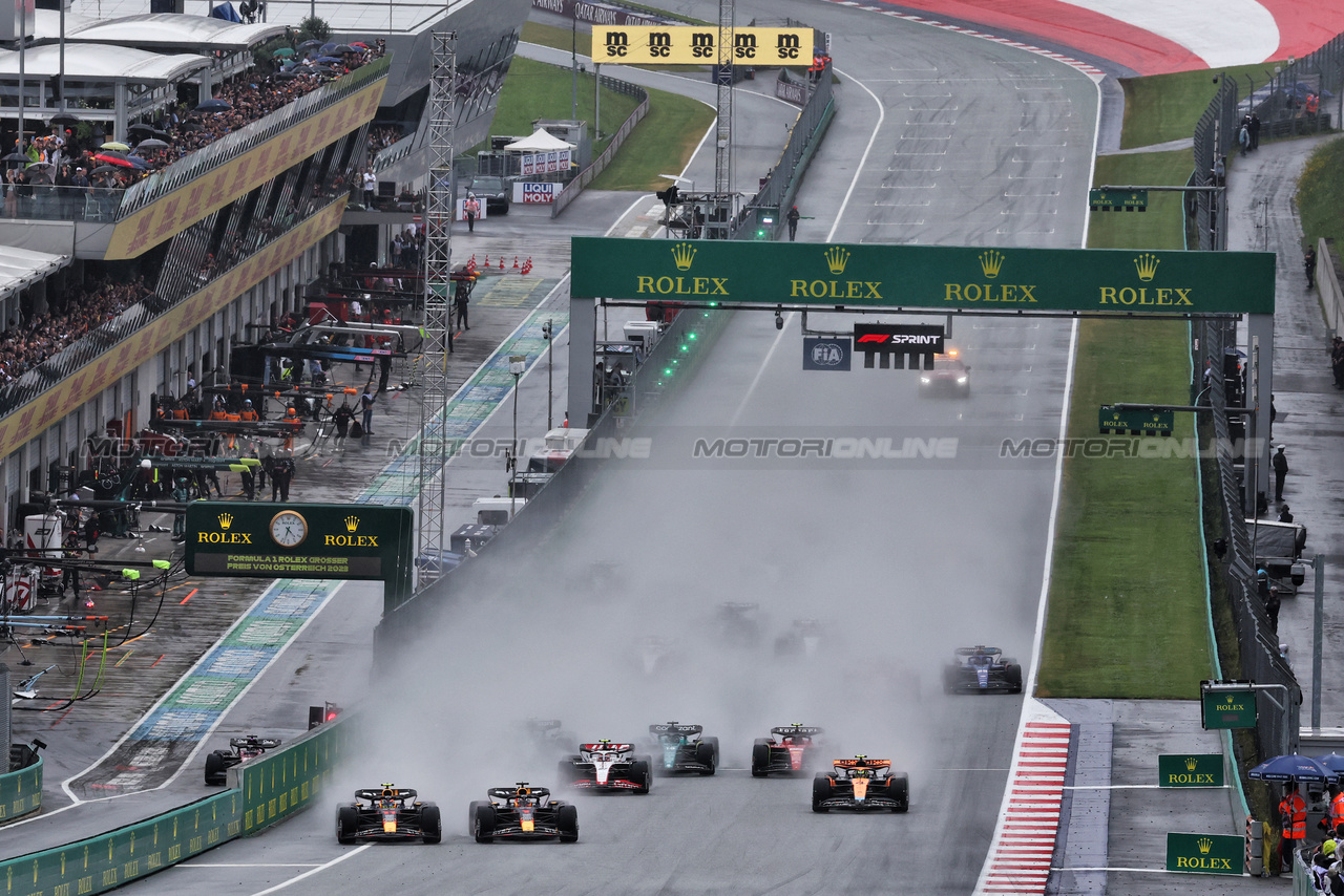 GP AUSTRIA, (L to R): Sergio Perez (MEX) Red Bull Racing RB19 e Max Verstappen (NLD) Red Bull Racing RB19 battle for the lead at the partenza of the race.

01.07.2023. Formula 1 World Championship, Rd 10, Austrian Grand Prix, Spielberg, Austria, Sprint Day.

- www.xpbimages.com, EMail: requests@xpbimages.com © Copyright: Moy / XPB Images