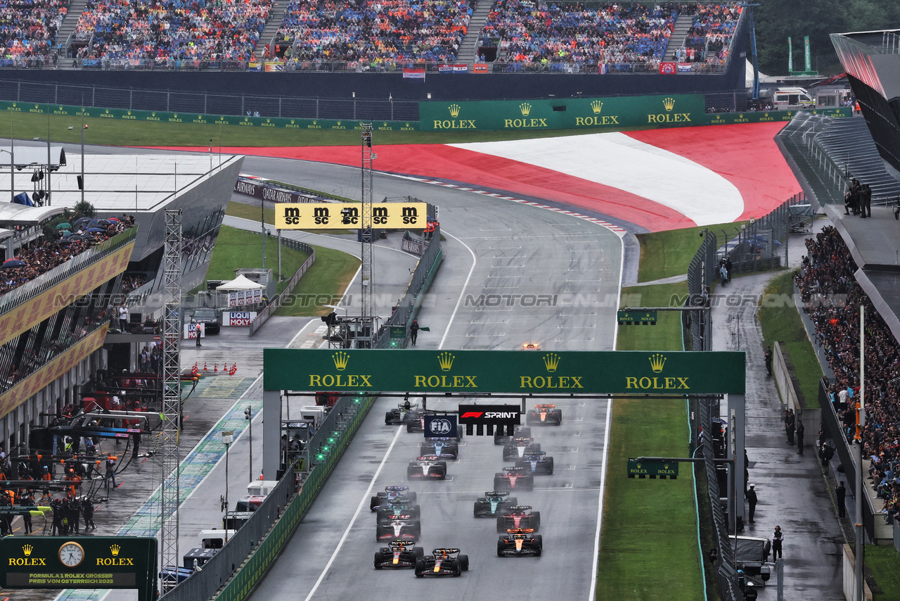 GP AUSTRIA, Max Verstappen (NLD) Red Bull Racing RB19 davanti a team mate Sergio Perez (MEX) Red Bull Racing RB19 at the partenza of the race.

01.07.2023. Formula 1 World Championship, Rd 10, Austrian Grand Prix, Spielberg, Austria, Sprint Day.

- www.xpbimages.com, EMail: requests@xpbimages.com © Copyright: Moy / XPB Images