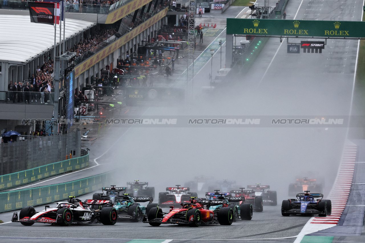 GP AUSTRIA, Nico Hulkenberg (GER) Haas VF-23 e Carlos Sainz Jr (ESP) Ferrari SF-23 at the partenza of the race.

01.07.2023. Formula 1 World Championship, Rd 10, Austrian Grand Prix, Spielberg, Austria, Sprint Day.

- www.xpbimages.com, EMail: requests@xpbimages.com © Copyright: Moy / XPB Images