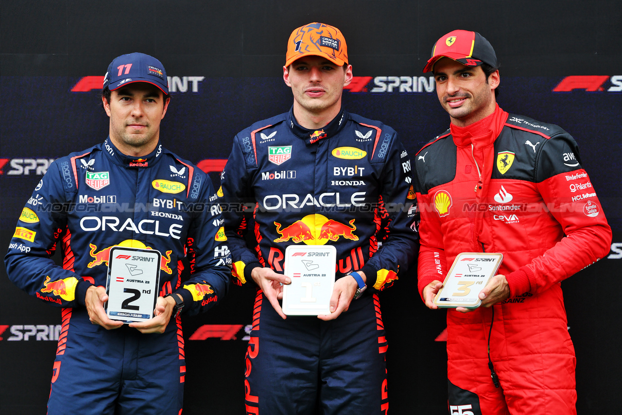 GP AUSTRIA, Top three in Sprint (L to R): Sergio Perez (MEX) Red Bull Racing, second; Max Verstappen (NLD) Red Bull Racing, vincitore; Carlos Sainz Jr (ESP) Ferrari, third.

01.07.2023. Formula 1 World Championship, Rd 10, Austrian Grand Prix, Spielberg, Austria, Sprint Day.

- www.xpbimages.com, EMail: requests@xpbimages.com © Copyright: Batchelor / XPB Images