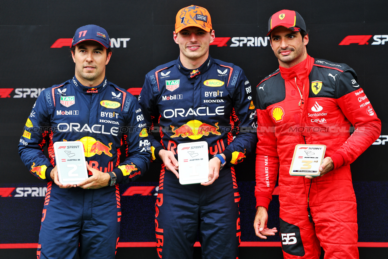 GP AUSTRIA, Top three in Sprint (L to R): Sergio Perez (MEX) Red Bull Racing, second; Max Verstappen (NLD) Red Bull Racing, vincitore; Carlos Sainz Jr (ESP) Ferrari, third.

01.07.2023. Formula 1 World Championship, Rd 10, Austrian Grand Prix, Spielberg, Austria, Sprint Day.

- www.xpbimages.com, EMail: requests@xpbimages.com © Copyright: Batchelor / XPB Images