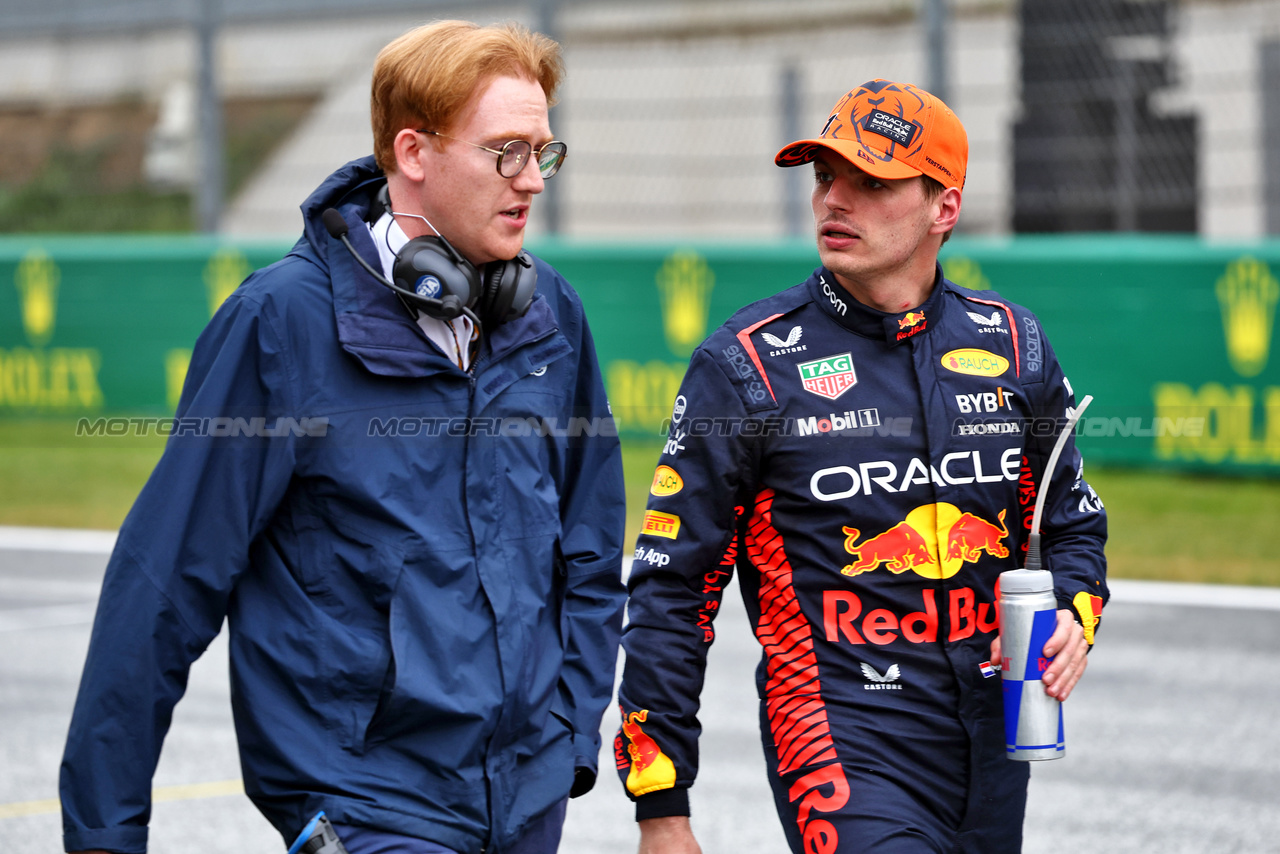 GP AUSTRIA, (L to R): Tom Wood (GBR) FIA Media Delegate with Max Verstappen (NLD) Red Bull Racing in parc ferme.

01.07.2023. Formula 1 World Championship, Rd 10, Austrian Grand Prix, Spielberg, Austria, Sprint Day.

- www.xpbimages.com, EMail: requests@xpbimages.com © Copyright: Batchelor / XPB Images