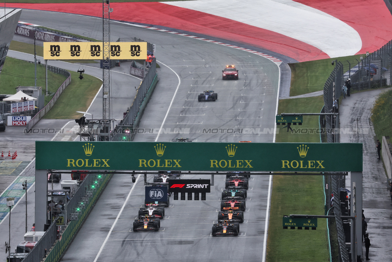 GP AUSTRIA, Max Verstappen (NLD) Red Bull Racing RB19 on pole position at the partenza of the race.

01.07.2023. Formula 1 World Championship, Rd 10, Austrian Grand Prix, Spielberg, Austria, Sprint Day.

- www.xpbimages.com, EMail: requests@xpbimages.com © Copyright: Moy / XPB Images