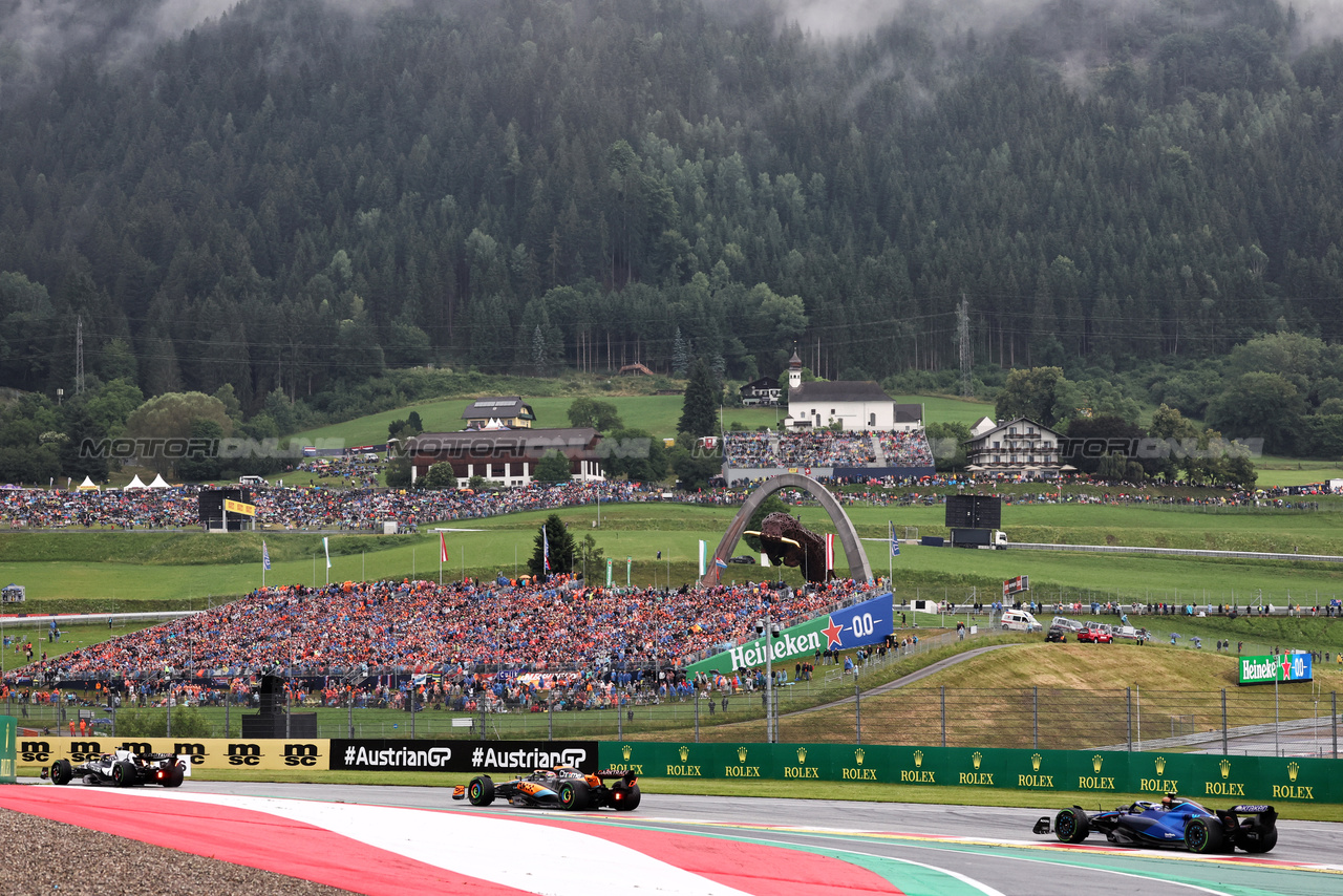 GP AUSTRIA, Nyck de Vries (NLD) AlphaTauri AT04 davanti a Oscar Piastri (AUS) McLaren MCL60 e Logan Sargeant (USA) Williams Racing FW45.

01.07.2023. Formula 1 World Championship, Rd 10, Austrian Grand Prix, Spielberg, Austria, Sprint Day.

- www.xpbimages.com, EMail: requests@xpbimages.com © Copyright: Moy / XPB Images