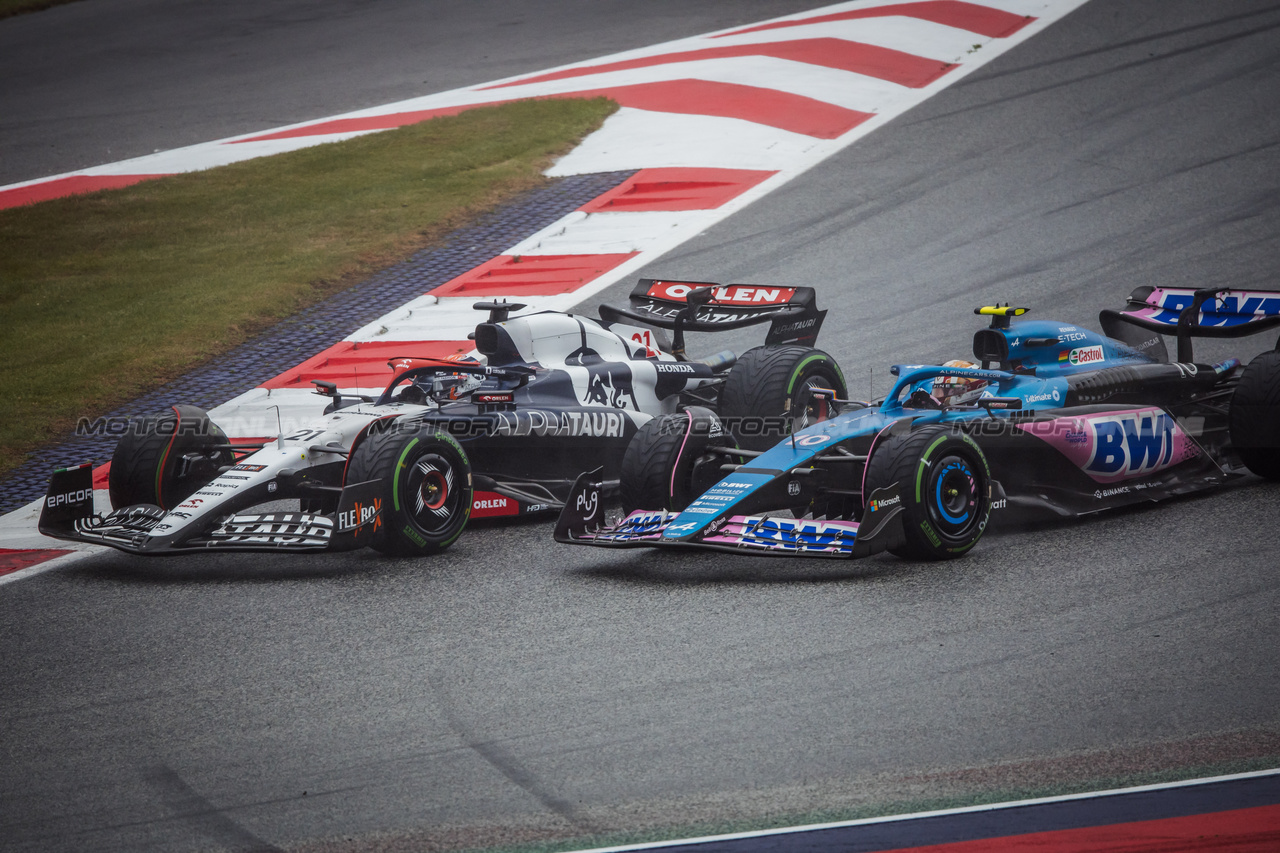 GP AUSTRIA, Nyck de Vries (NLD) AlphaTauri AT04 e Pierre Gasly (FRA) Alpine F1 Team A523 battle for position.

01.07.2023. Formula 1 World Championship, Rd 10, Austrian Grand Prix, Spielberg, Austria, Sprint Day.

- www.xpbimages.com, EMail: requests@xpbimages.com © Copyright: Bearne / XPB Images