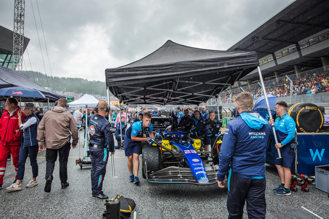 GP AUSTRIA, Alexander Albon (THA) Williams Racing FW45 on the grid.

01.07.2023. Formula 1 World Championship, Rd 10, Austrian Grand Prix, Spielberg, Austria, Sprint Day.

- www.xpbimages.com, EMail: requests@xpbimages.com © Copyright: Bearne / XPB Images