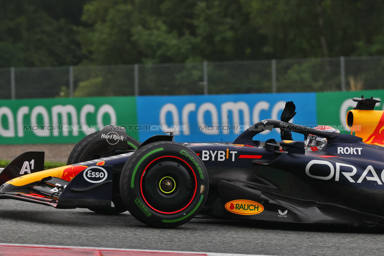 GP AUSTRIA, Gara winner Max Verstappen (NLD) Red Bull Racing RB19 celebrates at the end of the race.

01.07.2023. Formula 1 World Championship, Rd 10, Austrian Grand Prix, Spielberg, Austria, Sprint Day.

 - www.xpbimages.com, EMail: requests@xpbimages.com © Copyright: Coates / XPB Images