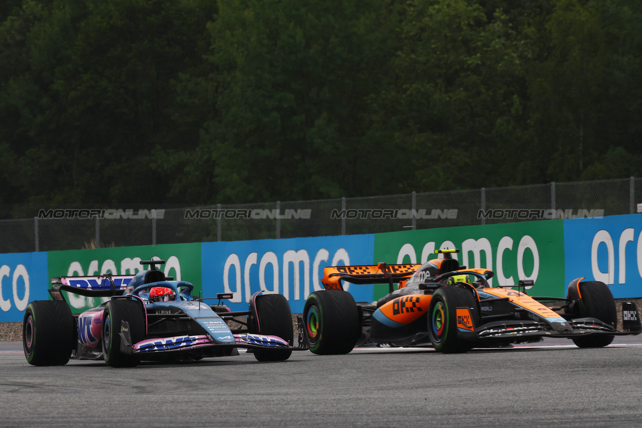 GP AUSTRIA, Esteban Ocon (FRA) Alpine F1 Team A523 e Lando Norris (GBR) McLaren MCL60 battle for position.

01.07.2023. Formula 1 World Championship, Rd 10, Austrian Grand Prix, Spielberg, Austria, Sprint Day.

 - www.xpbimages.com, EMail: requests@xpbimages.com © Copyright: Coates / XPB Images