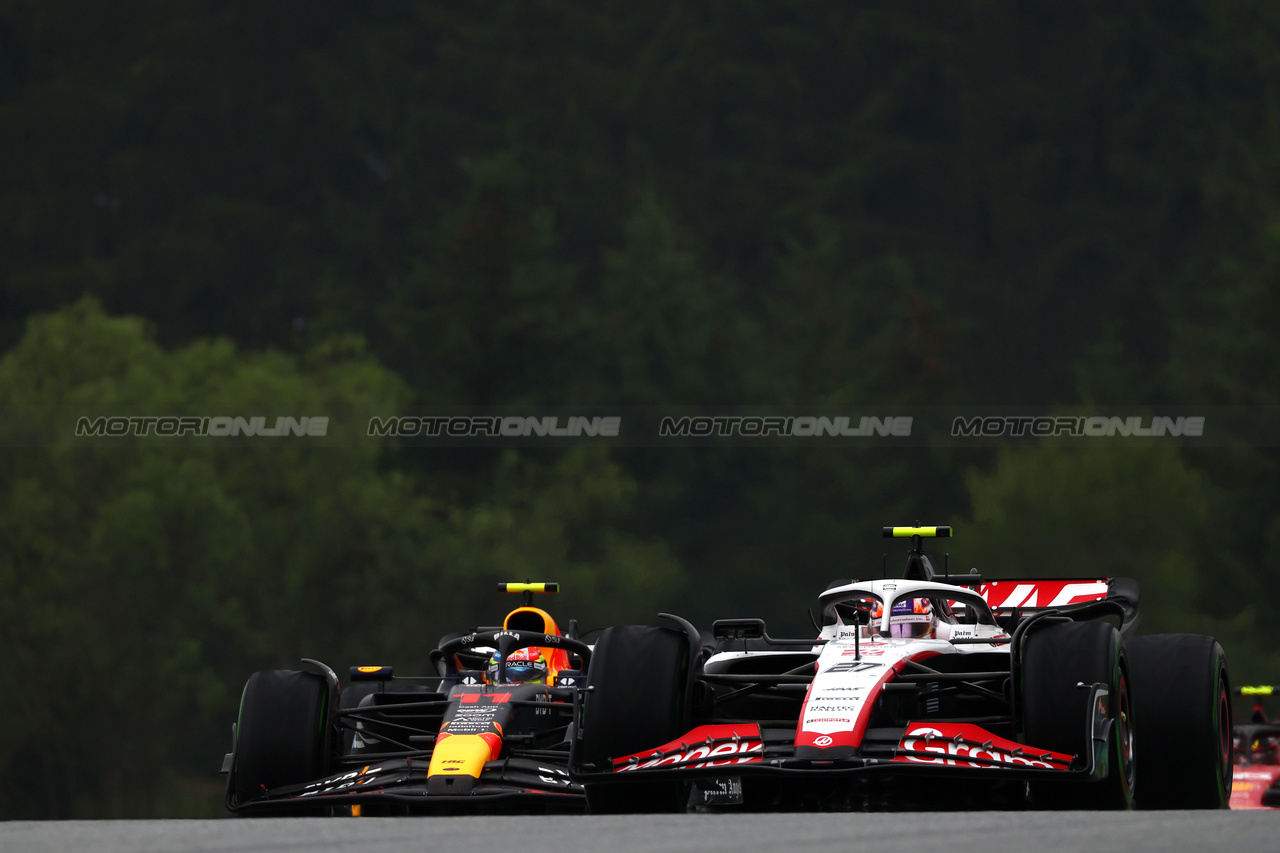 GP AUSTRIA, Nico Hulkenberg (GER) Haas VF-23 e Sergio Perez (MEX) Red Bull Racing RB19 battle for position.

01.07.2023. Formula 1 World Championship, Rd 10, Austrian Grand Prix, Spielberg, Austria, Sprint Day.

 - www.xpbimages.com, EMail: requests@xpbimages.com © Copyright: Coates / XPB Images