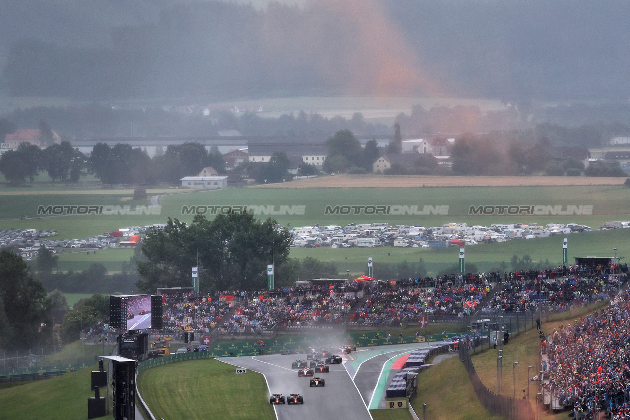 GP AUSTRIA, Sergio Perez (MEX) Red Bull Racing RB19 e Max Verstappen (NLD) Red Bull Racing RB19 battle for the lead at the partenza of the race.

01.07.2023. Formula 1 World Championship, Rd 10, Austrian Grand Prix, Spielberg, Austria, Sprint Day.

 - www.xpbimages.com, EMail: requests@xpbimages.com © Copyright: Coates / XPB Images