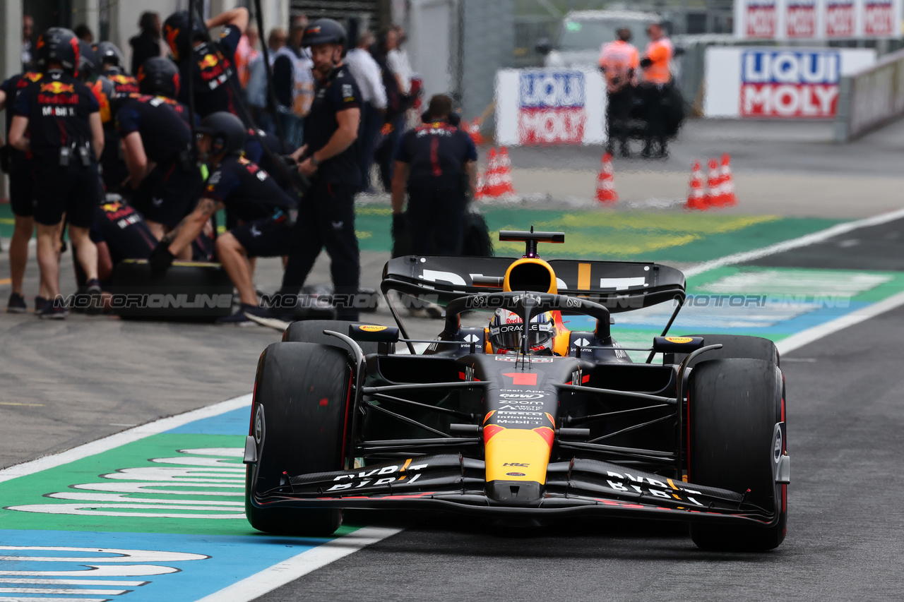 GP AUSTRIA, Max Verstappen (NLD) Red Bull Racing RB19 in the pits.

01.07.2023. Formula 1 World Championship, Rd 10, Austrian Grand Prix, Spielberg, Austria, Sprint Day.

- www.xpbimages.com, EMail: requests@xpbimages.com © Copyright: Moy / XPB Images