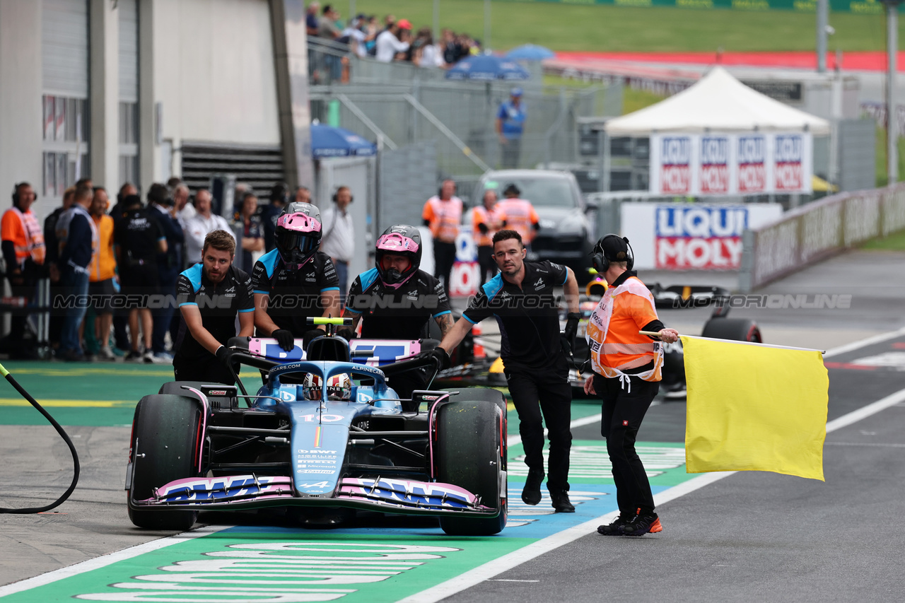 GP AUSTRIA, Alpine F1 Team meccanici in the pits fetch Pierre Gasly (FRA) Alpine F1 Team A523.

01.07.2023. Formula 1 World Championship, Rd 10, Austrian Grand Prix, Spielberg, Austria, Sprint Day.

- www.xpbimages.com, EMail: requests@xpbimages.com © Copyright: Moy / XPB Images