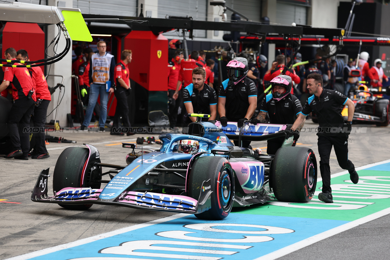 GP AUSTRIA, Alpine F1 Team meccanici in the pits fetch Pierre Gasly (FRA) Alpine F1 Team A523.

01.07.2023. Formula 1 World Championship, Rd 10, Austrian Grand Prix, Spielberg, Austria, Sprint Day.

- www.xpbimages.com, EMail: requests@xpbimages.com © Copyright: Moy / XPB Images