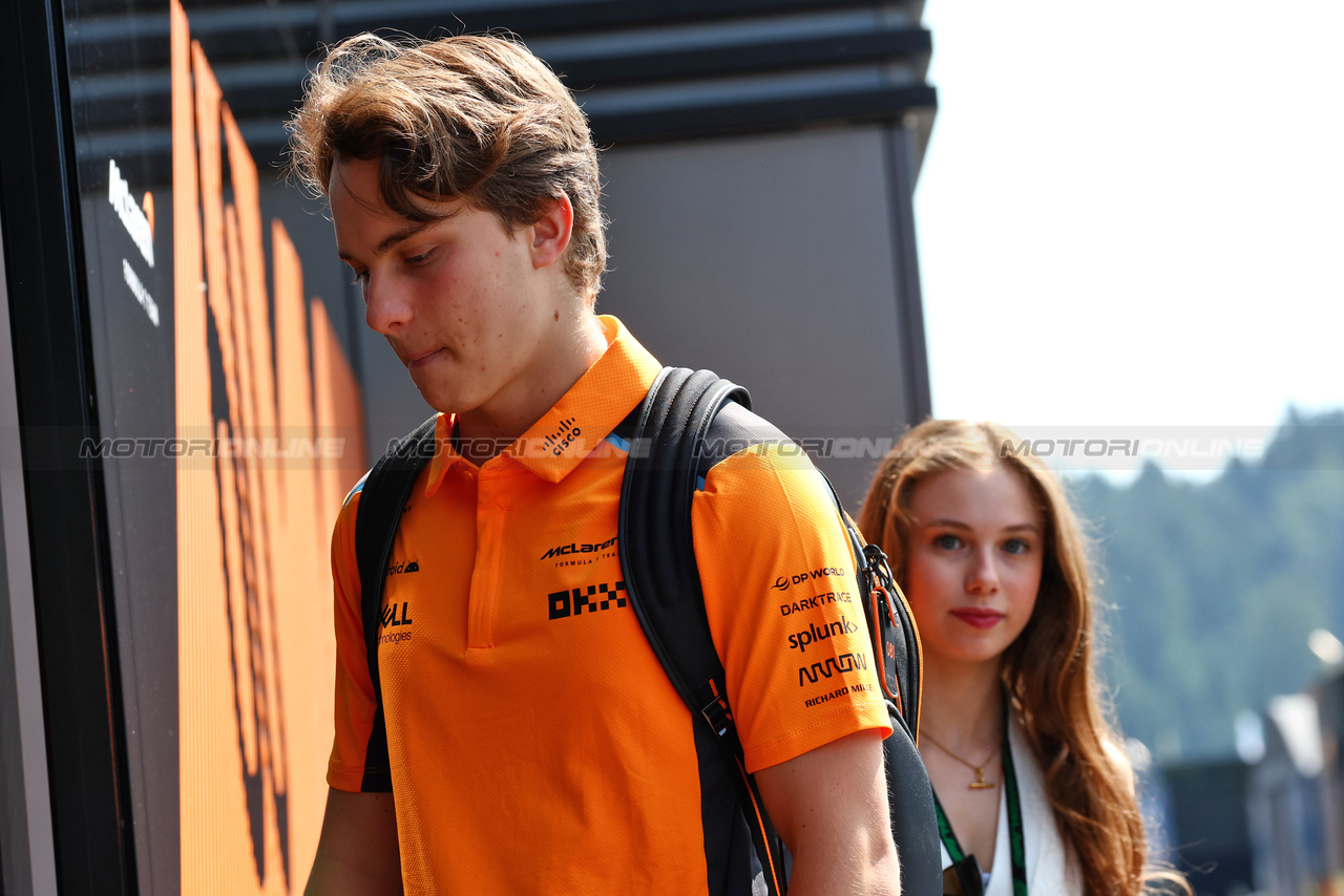 GP AUSTRIA, Oscar Piastri (AUS) McLaren with girlfriend Lily Zneimer (GBR).

30.06.2023. Formula 1 World Championship, Rd 10, Austrian Grand Prix, Spielberg, Austria, Qualifiche Day.

 - www.xpbimages.com, EMail: requests@xpbimages.com © Copyright: Coates / XPB Images