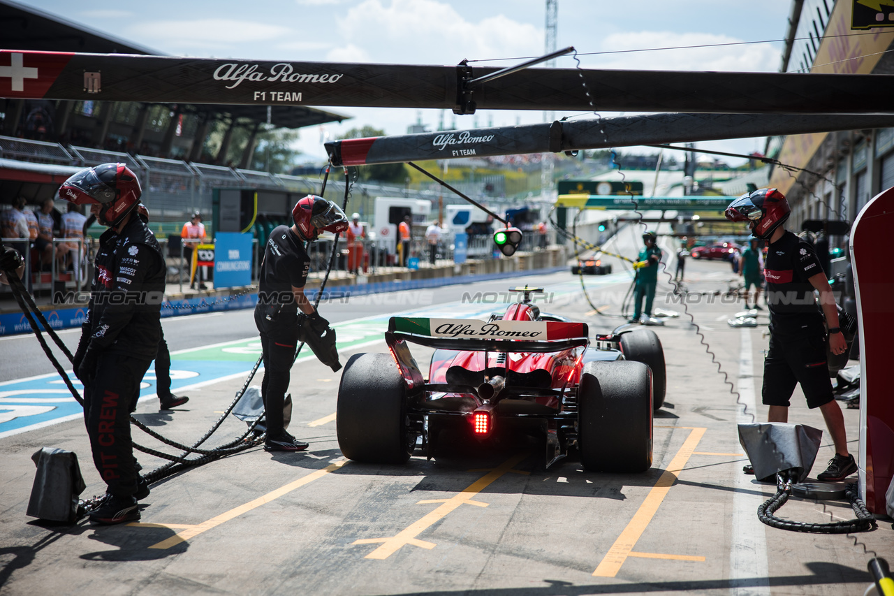 GP AUSTRIA, Zhou Guanyu (CHN) Alfa Romeo F1 Team C43 in the pits.

30.06.2023. Formula 1 World Championship, Rd 10, Austrian Grand Prix, Spielberg, Austria, Qualifiche Day.

- www.xpbimages.com, EMail: requests@xpbimages.com © Copyright: Bearne / XPB Images