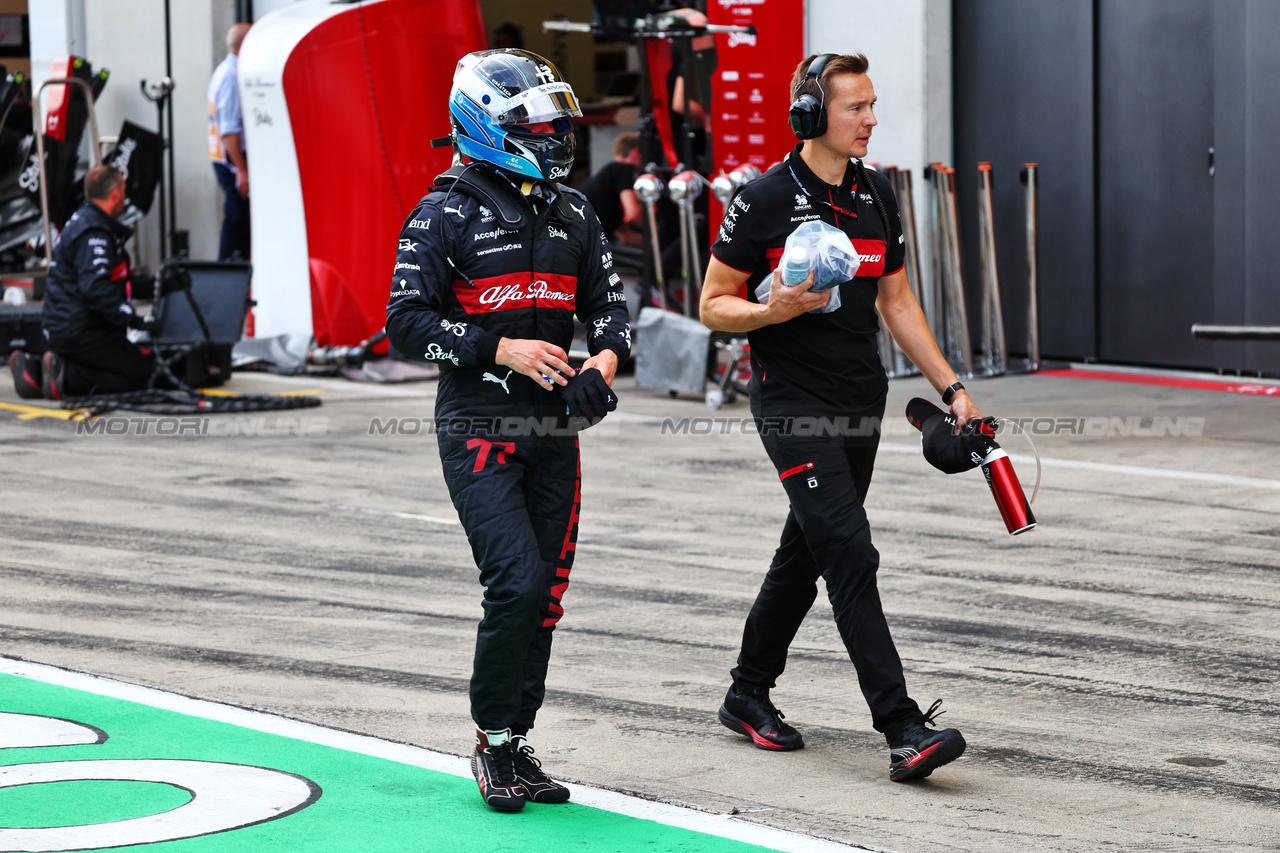 GP AUSTRIA, Valtteri Bottas (FIN) Alfa Romeo F1 Team with Antti Vierula (FIN) Personal Trainer in qualifying.

Formula 1 World Championship, Rd 10, Austrian Grand Prix, Venerdi' 30th June 2023. Spielberg, Austria.

30.06.2023. Formula 1 World Championship, Rd 10, Austrian Grand Prix, Spielberg, Austria, Qualifiche Day.

- www.xpbimages.com, EMail: requests@xpbimages.com © Copyright: Batchelor / XPB Images