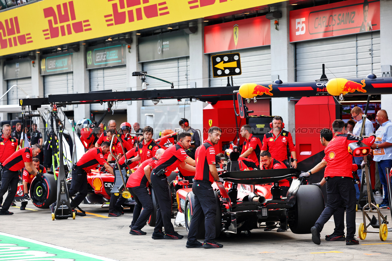 GP AUSTRIA, Charles Leclerc (MON) Ferrari SF-23 e Carlos Sainz Jr (ESP) Ferrari SF-23 in the pits.

30.06.2023. Formula 1 World Championship, Rd 10, Austrian Grand Prix, Spielberg, Austria, Qualifiche Day.

- www.xpbimages.com, EMail: requests@xpbimages.com © Copyright: Batchelor / XPB Images