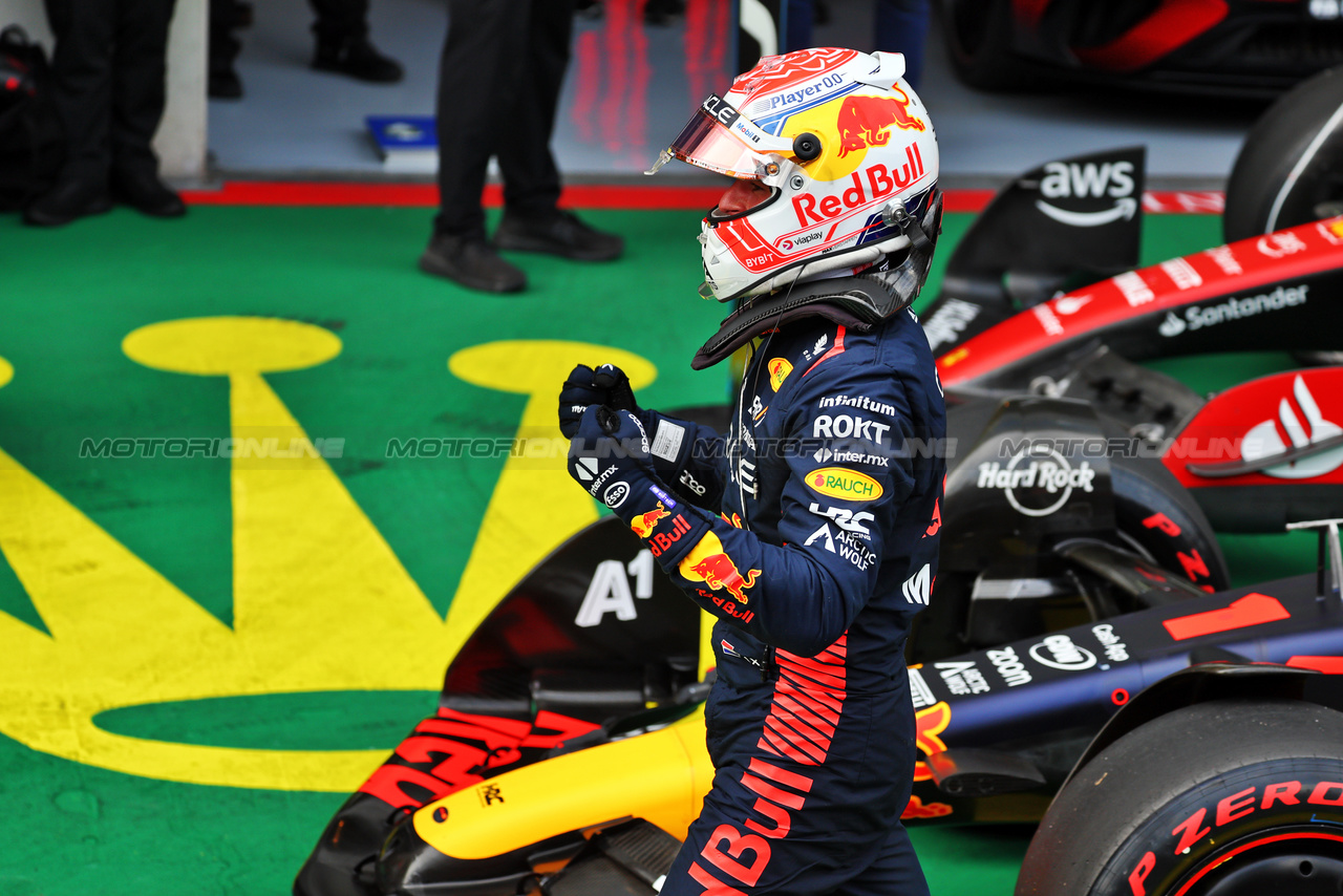 GP AUSTRIA, Max Verstappen (NLD) Red Bull Racing celebrates his pole position in qualifying parc ferme.

30.06.2023. Formula 1 World Championship, Rd 10, Austrian Grand Prix, Spielberg, Austria, Qualifiche Day.

- www.xpbimages.com, EMail: requests@xpbimages.com © Copyright: Batchelor / XPB Images