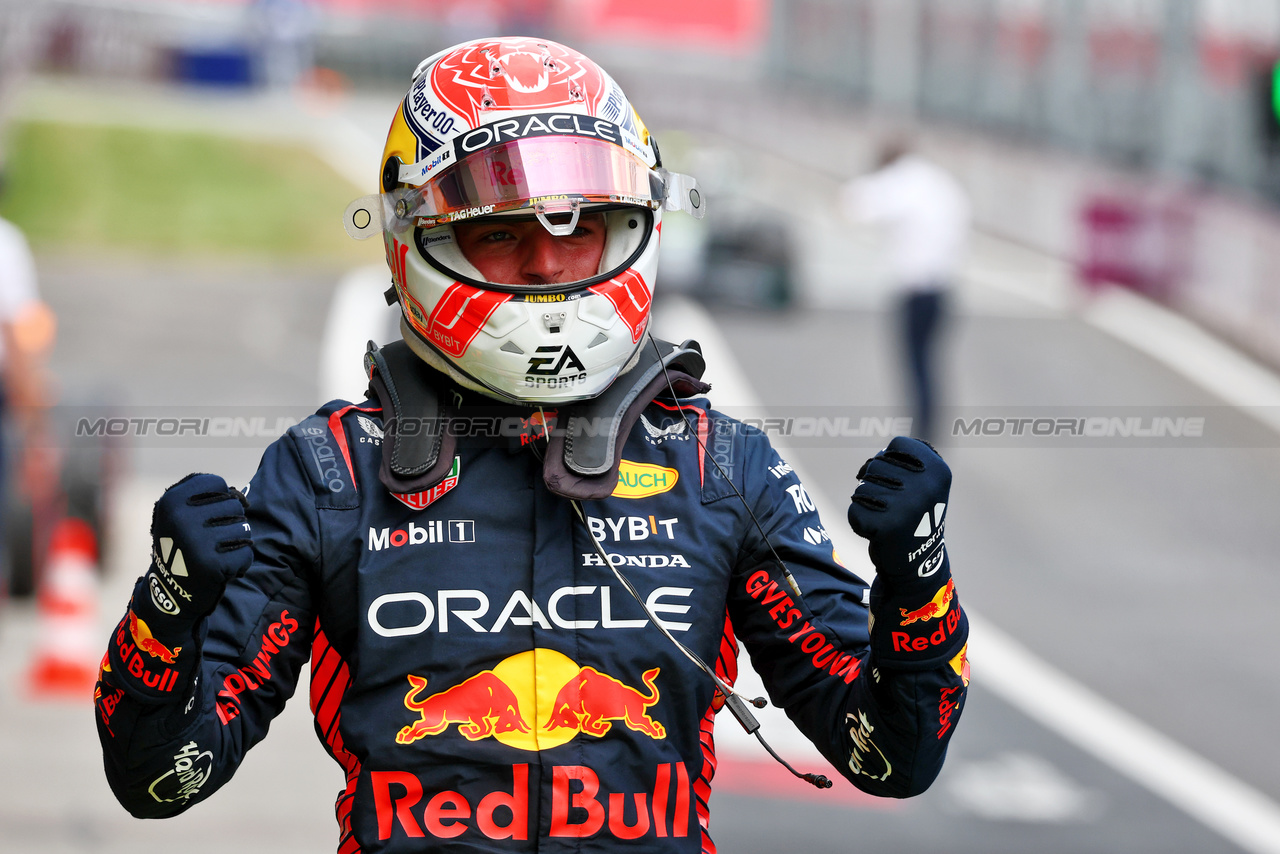 GP AUSTRIA, Max Verstappen (NLD) Red Bull Racing celebrates his pole position in qualifying parc ferme.

30.06.2023. Formula 1 World Championship, Rd 10, Austrian Grand Prix, Spielberg, Austria, Qualifiche Day.

 - www.xpbimages.com, EMail: requests@xpbimages.com © Copyright: Coates / XPB Images