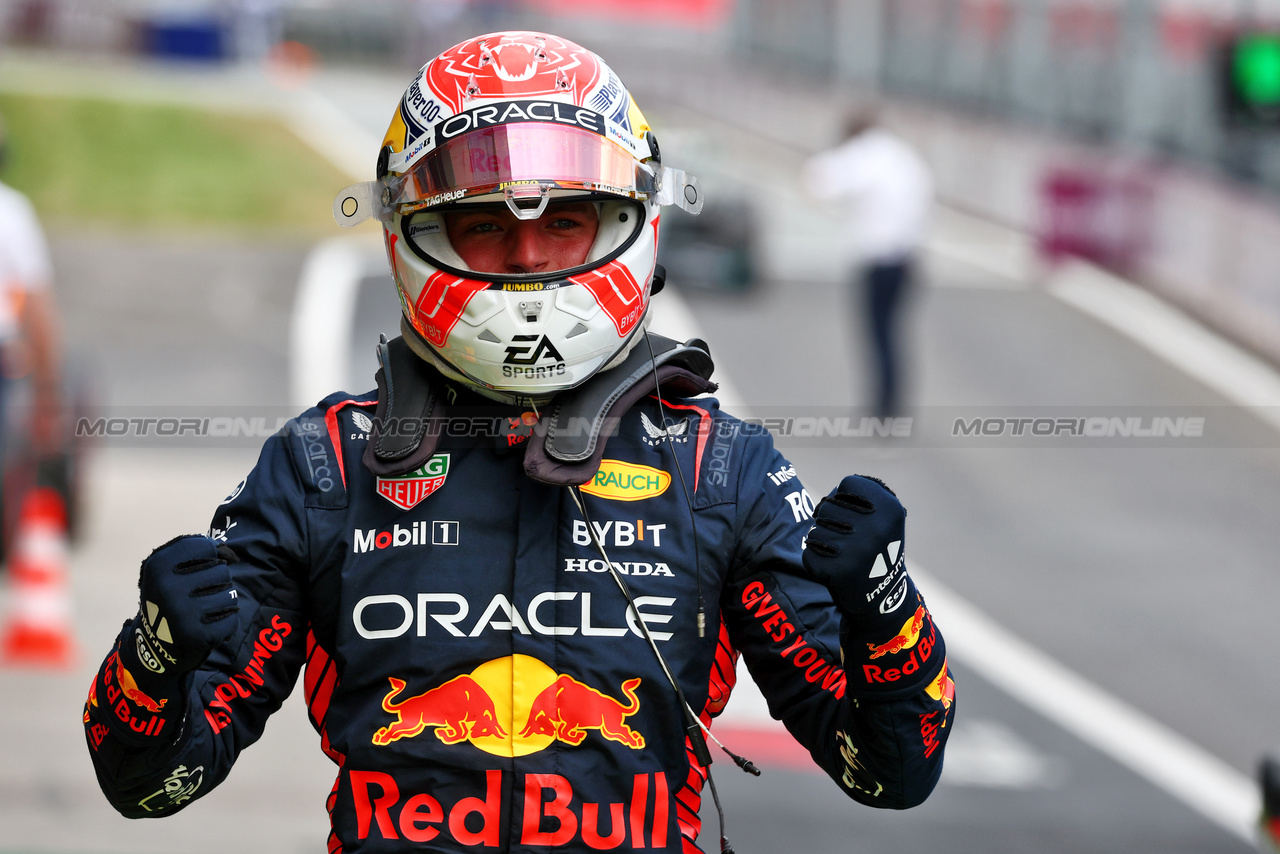 GP AUSTRIA, Max Verstappen (NLD) Red Bull Racing celebrates his pole position in qualifying parc ferme.

30.06.2023. Formula 1 World Championship, Rd 10, Austrian Grand Prix, Spielberg, Austria, Qualifiche Day.

 - www.xpbimages.com, EMail: requests@xpbimages.com © Copyright: Coates / XPB Images