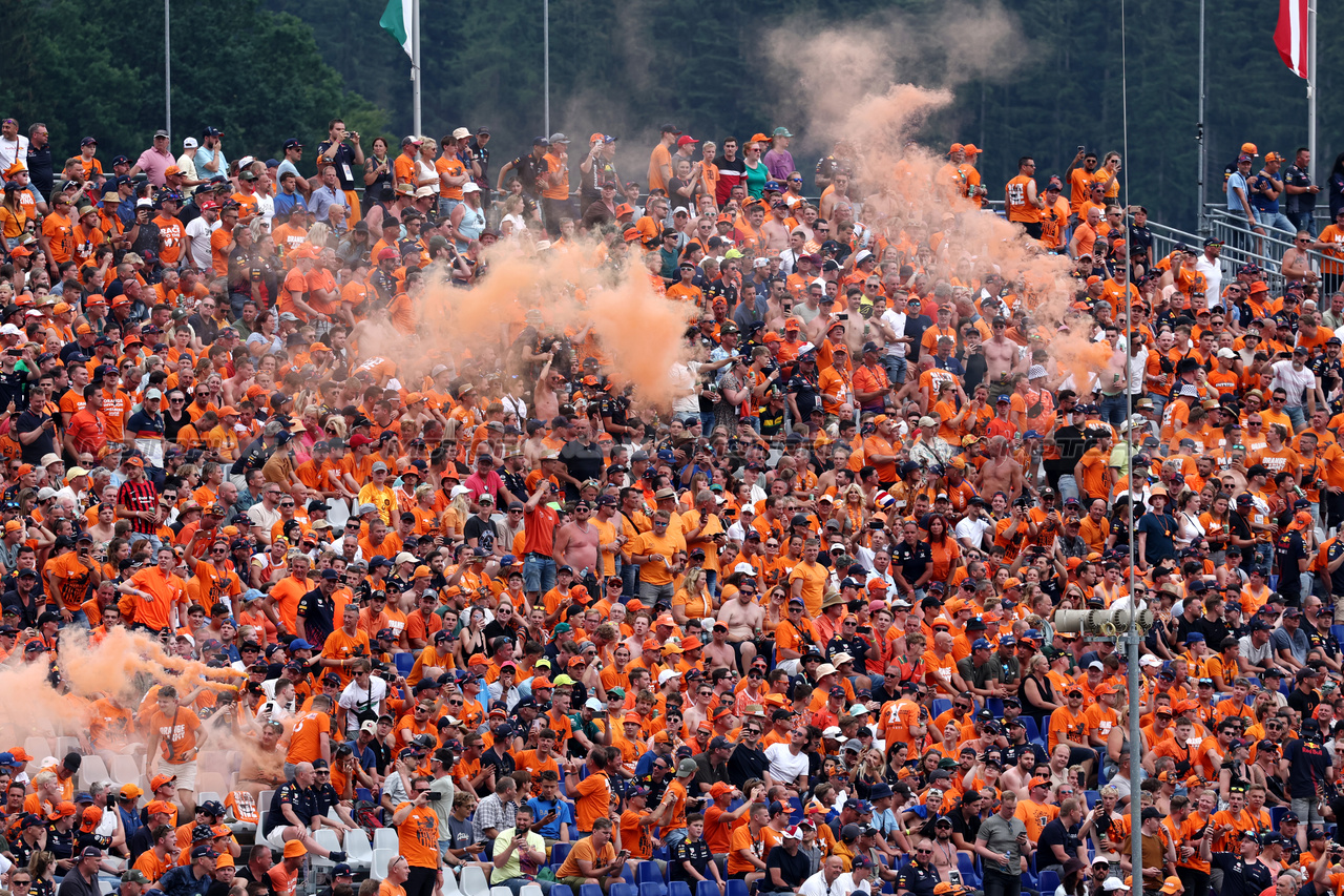 GP AUSTRIA, Circuit Atmosfera - fans in the grandstand with flares being set off.

30.06.2023. Formula 1 World Championship, Rd 10, Austrian Grand Prix, Spielberg, Austria, Qualifiche Day.

- www.xpbimages.com, EMail: requests@xpbimages.com © Copyright: Moy / XPB Images