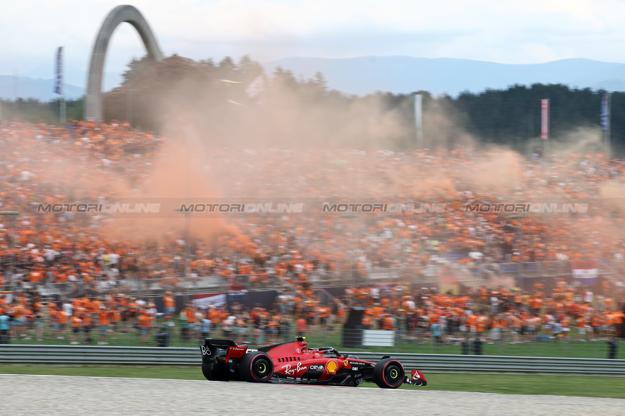 GP AUSTRIA, Carlos Sainz Jr (ESP) Ferrari SF-23 passes fans in the grandstand with flares being set off.

30.06.2023. Formula 1 World Championship, Rd 10, Austrian Grand Prix, Spielberg, Austria, Qualifiche Day.

- www.xpbimages.com, EMail: requests@xpbimages.com © Copyright: Moy / XPB Images