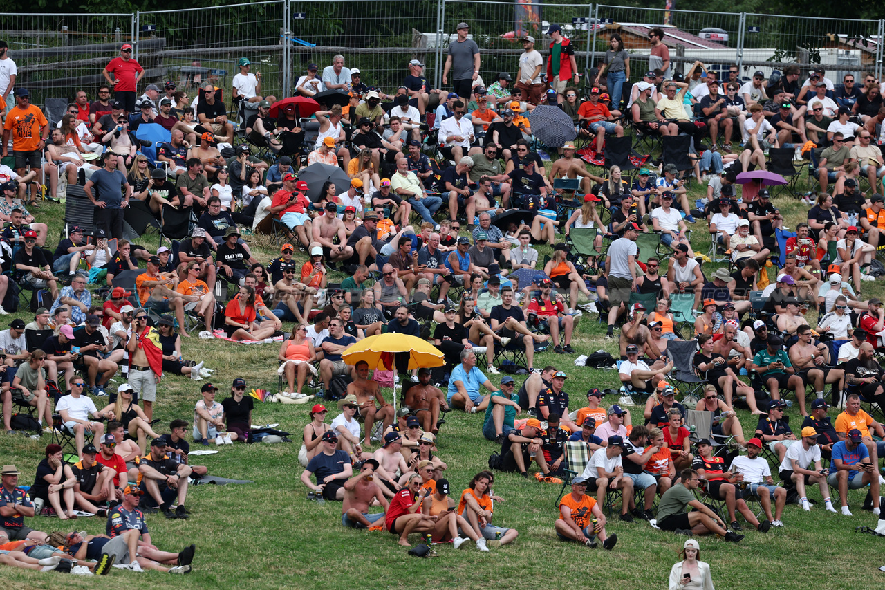 GP AUSTRIA, Circuit Atmosfera - fans.

30.06.2023. Formula 1 World Championship, Rd 10, Austrian Grand Prix, Spielberg, Austria, Qualifiche Day.

- www.xpbimages.com, EMail: requests@xpbimages.com © Copyright: Moy / XPB Images