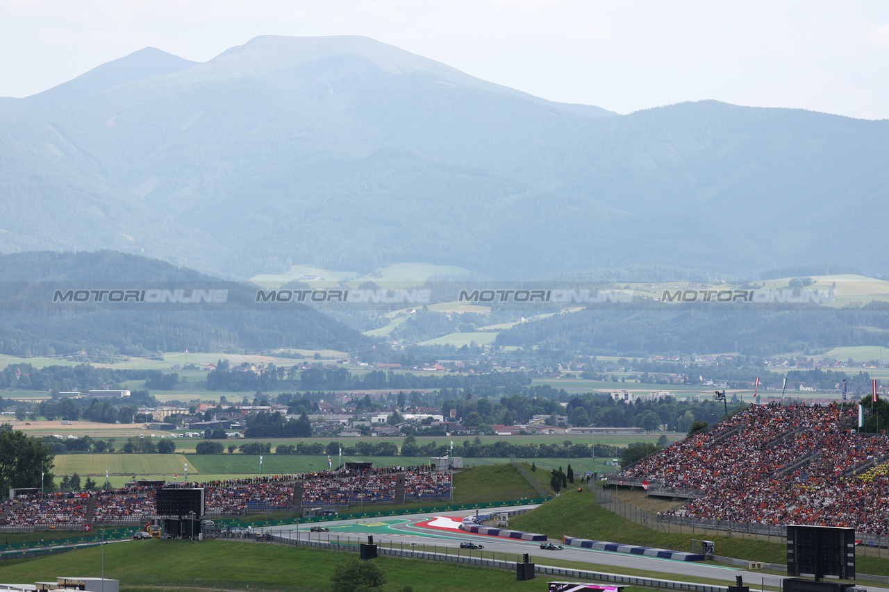 GP AUSTRIA, Lance Stroll (CDN) Aston Martin F1 Team AMR23 e Alexander Albon (THA) Williams Racing FW45.

30.06.2023. Formula 1 World Championship, Rd 10, Austrian Grand Prix, Spielberg, Austria, Qualifiche Day.

- www.xpbimages.com, EMail: requests@xpbimages.com © Copyright: Moy / XPB Images