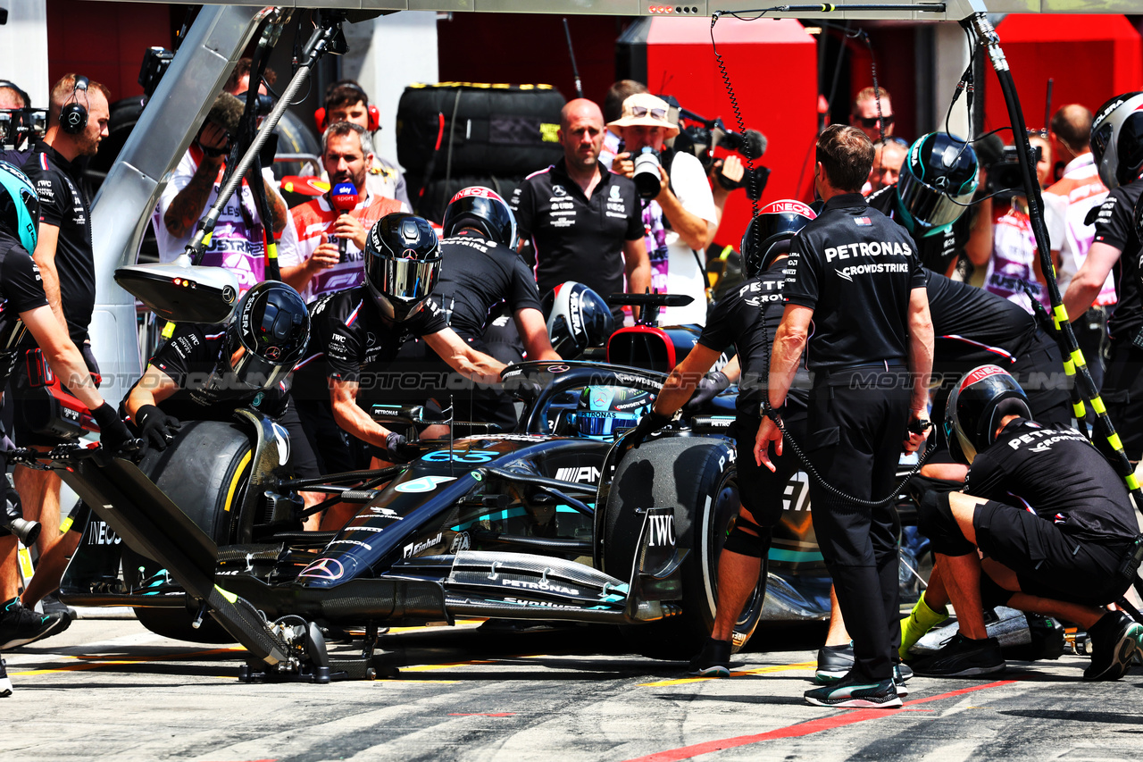 GP AUSTRIA, George Russell (GBR) Mercedes AMG F1 W14 practices a pit stop.

30.06.2023. Formula 1 World Championship, Rd 10, Austrian Grand Prix, Spielberg, Austria, Qualifiche Day.

- www.xpbimages.com, EMail: requests@xpbimages.com © Copyright: Batchelor / XPB Images