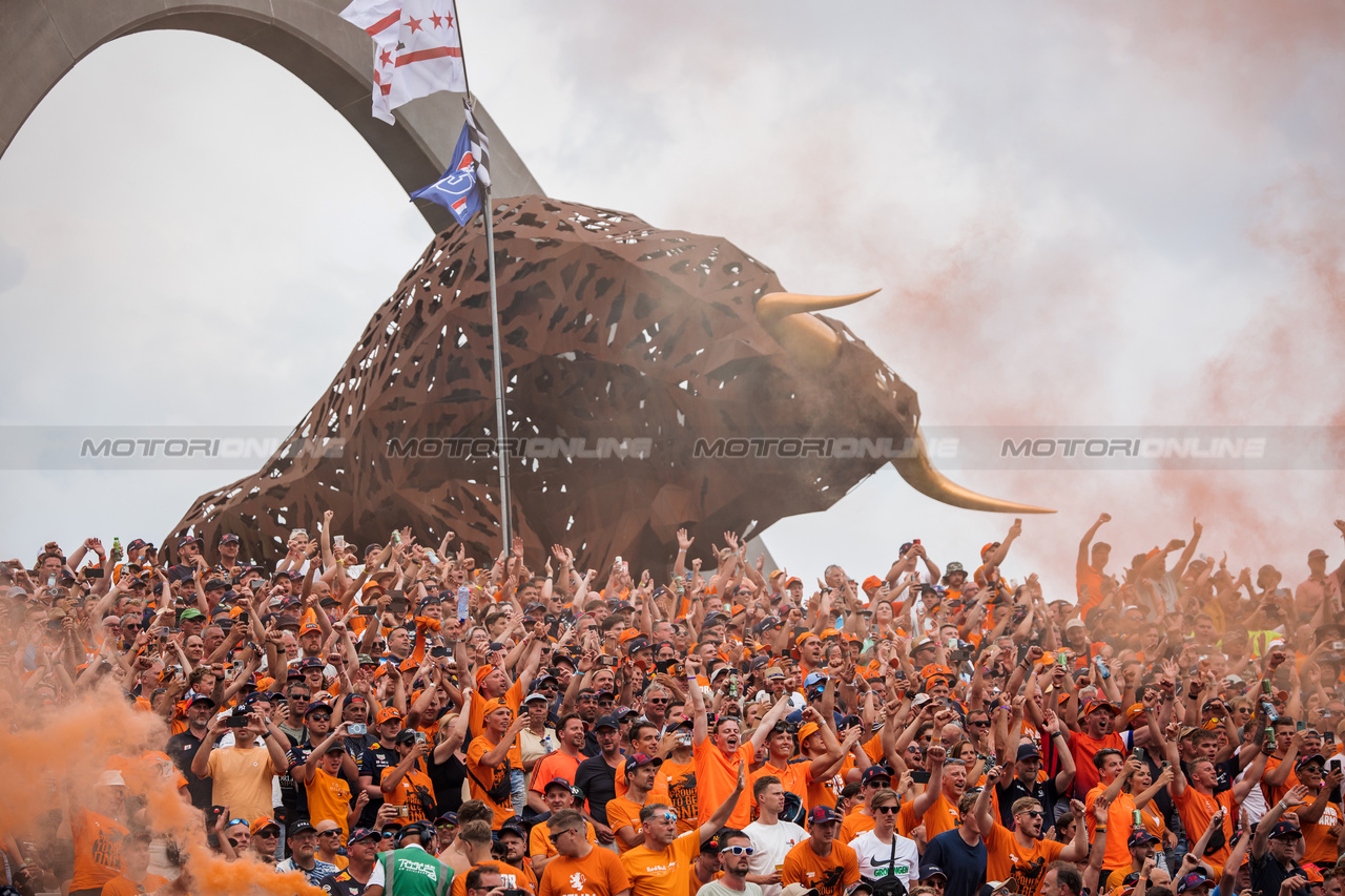 GP AUSTRIA, Circuit Atmosfera - fans in the grandstand.

30.06.2023. Formula 1 World Championship, Rd 10, Austrian Grand Prix, Spielberg, Austria, Qualifiche Day.

- www.xpbimages.com, EMail: requests@xpbimages.com © Copyright: Bearne / XPB Images
