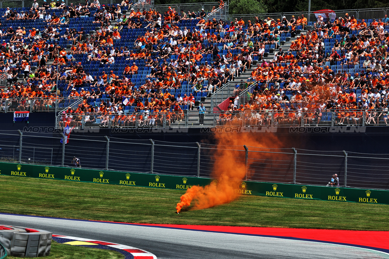 GP AUSTRIA, An orange flare lands near the track.

30.06.2023. Formula 1 World Championship, Rd 10, Austrian Grand Prix, Spielberg, Austria, Qualifiche Day.

- www.xpbimages.com, EMail: requests@xpbimages.com © Copyright: Moy / XPB Images