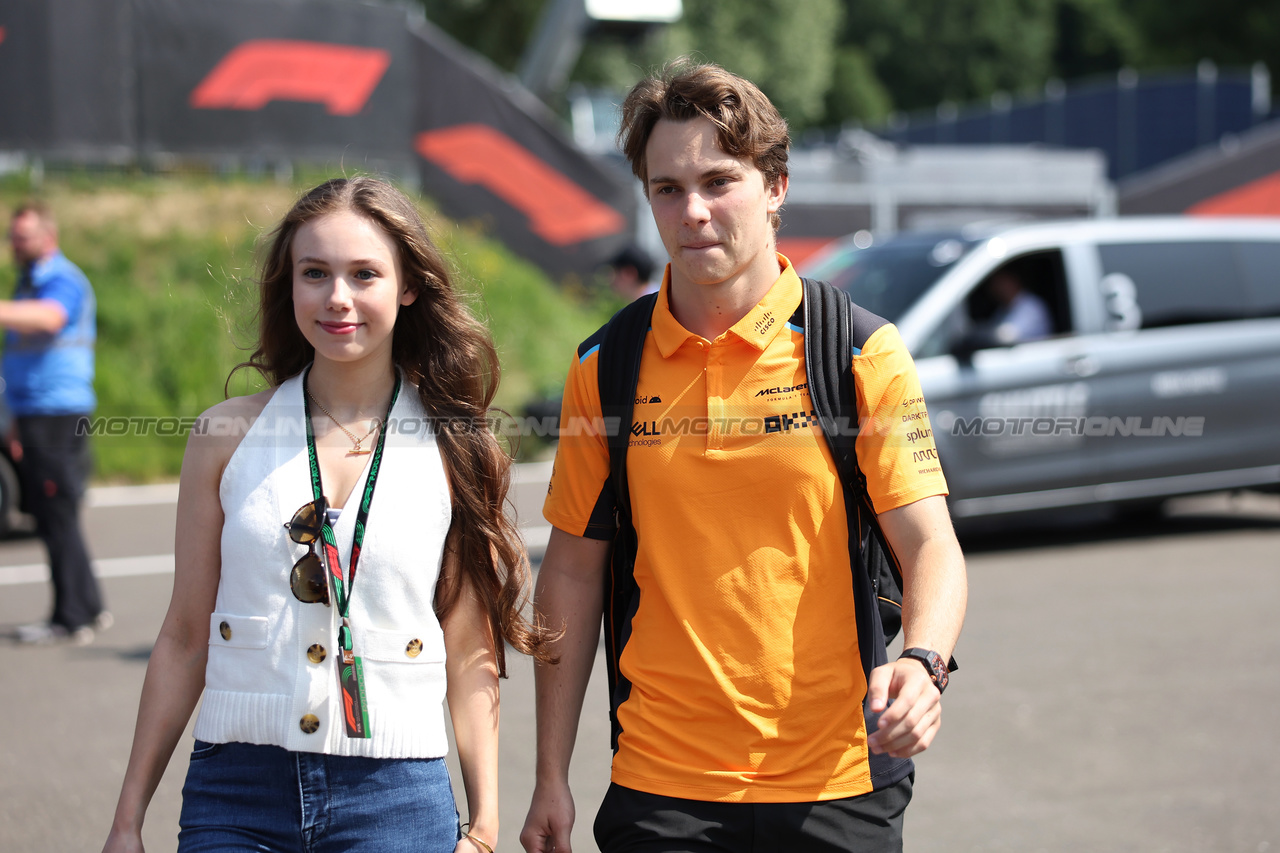 GP AUSTRIA, Oscar Piastri (AUS) McLaren with Domenica Lily Zneimer (GBR).

30.06.2023. Formula 1 World Championship, Rd 10, Austrian Grand Prix, Spielberg, Austria, Qualifiche Day.

- www.xpbimages.com, EMail: requests@xpbimages.com © Copyright: Bearne / XPB Images