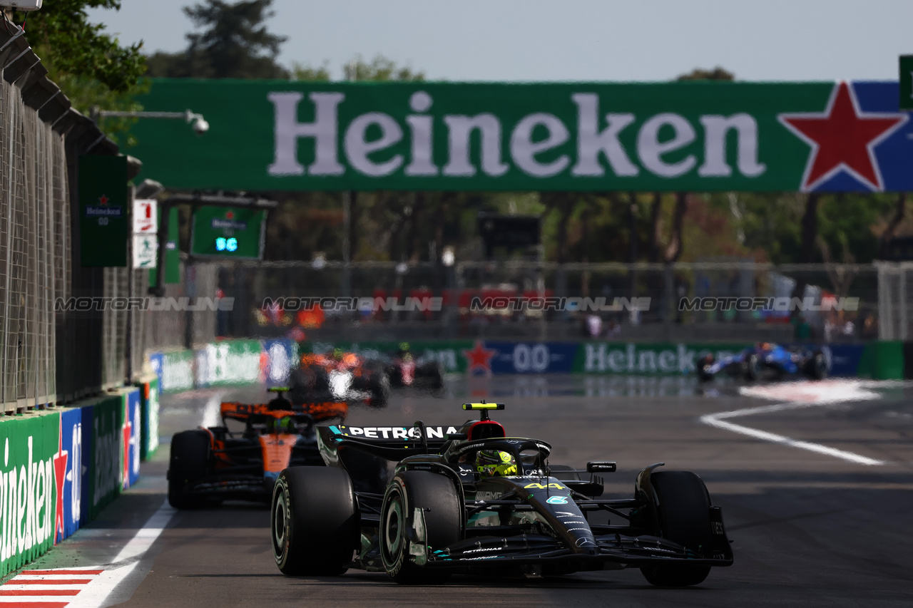 GP AZERBAIJAN, Lewis Hamilton (GBR) Mercedes AMG F1 W14.

30.04.2023. Formula 1 World Championship, Rd 4, Azerbaijan Grand Prix, Baku Street Circuit, Azerbaijan, Gara Day.

 - www.xpbimages.com, EMail: requests@xpbimages.com ¬© Copyright: Coates / XPB Images