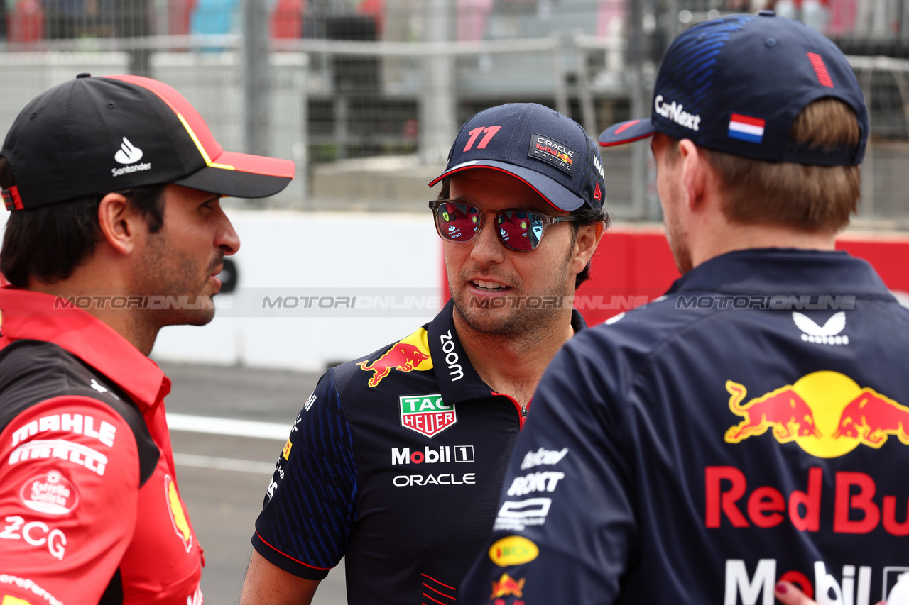 GP AZERBAIJAN, (L to R): Carlos Sainz Jr (ESP) Ferrari with Sergio Perez (MEX) Red Bull Racing e Max Verstappen (NLD) Red Bull Racing on the drivers' parade.

30.04.2023. Formula 1 World Championship, Rd 4, Azerbaijan Grand Prix, Baku Street Circuit, Azerbaijan, Gara Day.

 - www.xpbimages.com, EMail: requests@xpbimages.com ¬© Copyright: Coates / XPB Images