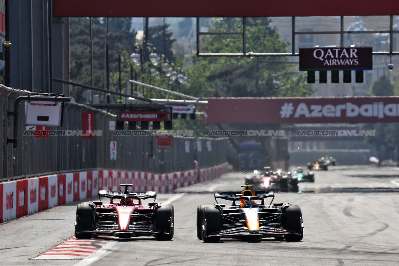 GP AZERBAIJAN, (L to R): Charles Leclerc (MON) Ferrari SF-23 e Sergio Perez (MEX) Red Bull Racing RB19 battle for position.

30.04.2023. Formula 1 World Championship, Rd 4, Azerbaijan Grand Prix, Baku Street Circuit, Azerbaijan, Gara Day.

- www.xpbimages.com, EMail: requests@xpbimages.com ¬© Copyright: Batchelor / XPB Images