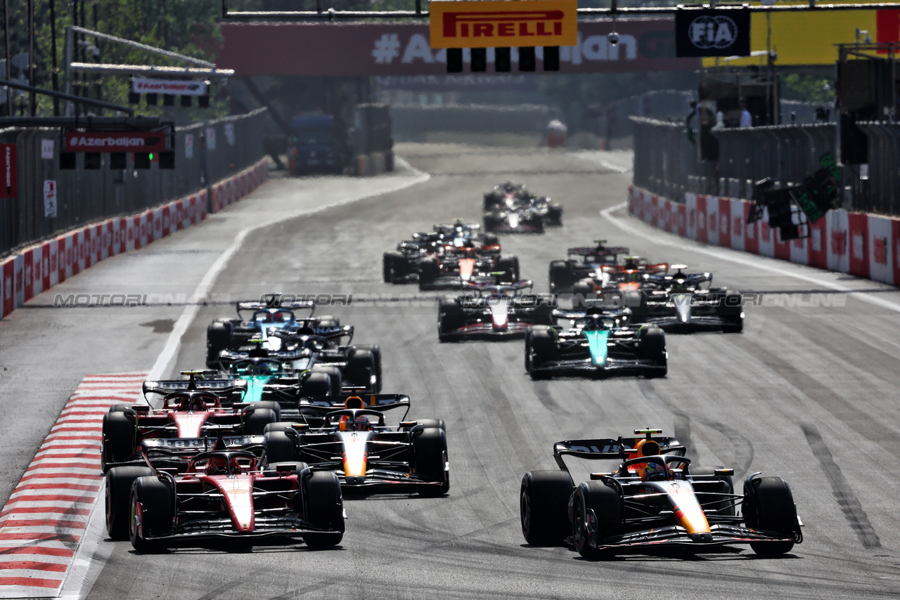 GP AZERBAIJAN, (L to R): Charles Leclerc (MON) Ferrari SF-23 e Sergio Perez (MEX) Red Bull Racing RB19 battle for the lead of the race.

30.04.2023. Formula 1 World Championship, Rd 4, Azerbaijan Grand Prix, Baku Street Circuit, Azerbaijan, Gara Day.

- www.xpbimages.com, EMail: requests@xpbimages.com ¬© Copyright: Batchelor / XPB Images