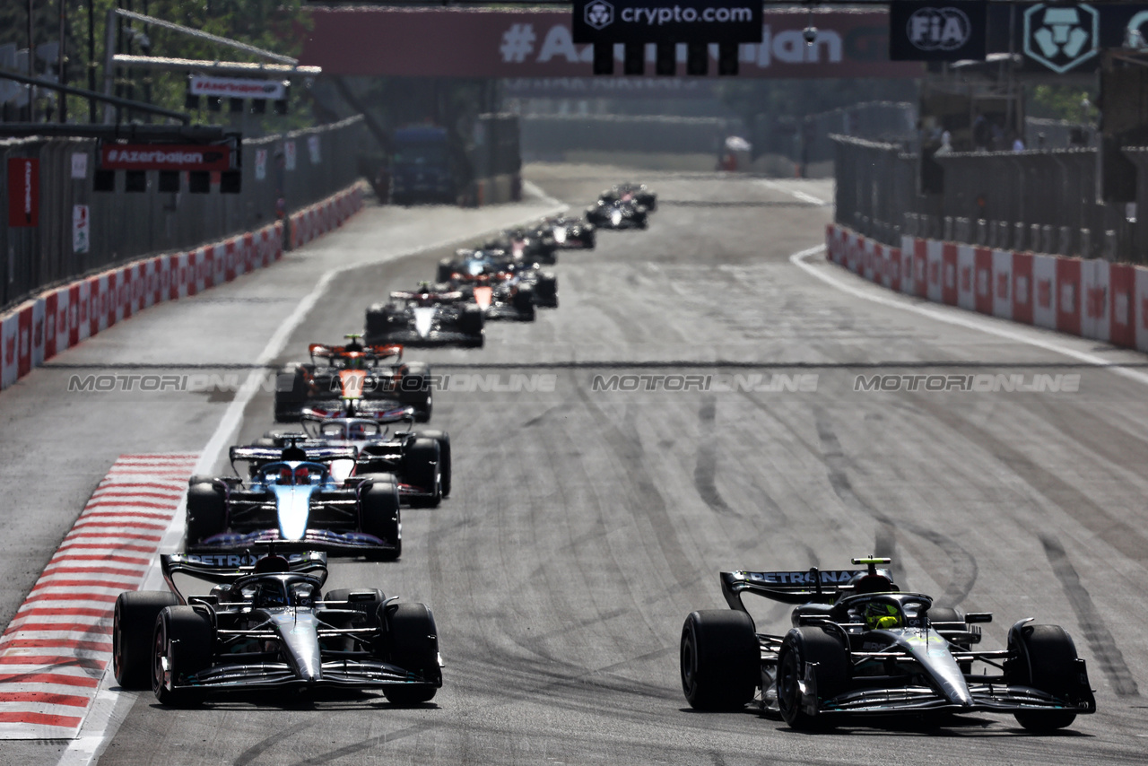 GP AZERBAIJAN, (L to R): George Russell (GBR) Mercedes AMG F1 W14 e Lewis Hamilton (GBR) Mercedes AMG F1 W14 battle for position.

30.04.2023. Formula 1 World Championship, Rd 4, Azerbaijan Grand Prix, Baku Street Circuit, Azerbaijan, Gara Day.

- www.xpbimages.com, EMail: requests@xpbimages.com ¬© Copyright: Batchelor / XPB Images