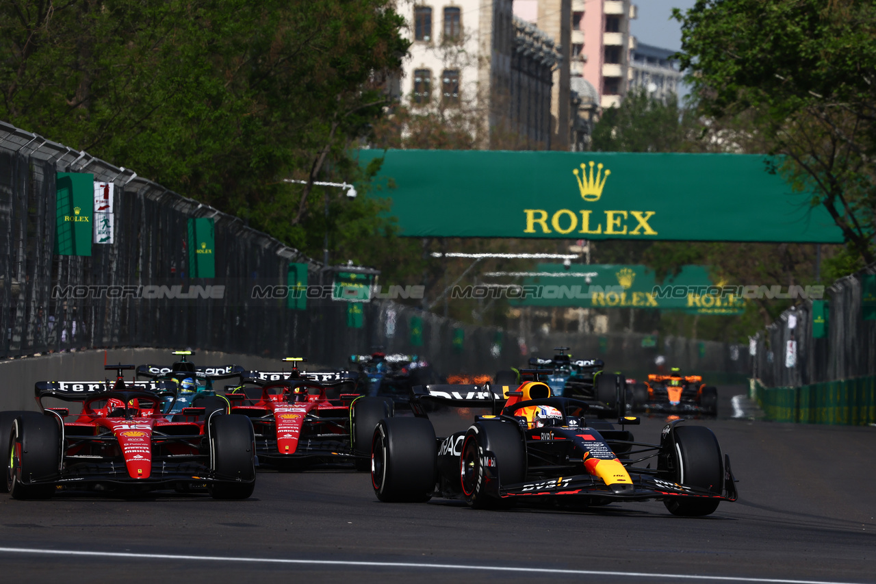 GP AZERBAIJAN, (L to R): Charles Leclerc (MON) Ferrari SF-23 e Max Verstappen (NLD) Red Bull Racing RB19 battle for position.

30.04.2023. Formula 1 World Championship, Rd 4, Azerbaijan Grand Prix, Baku Street Circuit, Azerbaijan, Gara Day.

- www.xpbimages.com, EMail: requests@xpbimages.com ¬© Copyright: Charniaux / XPB Images