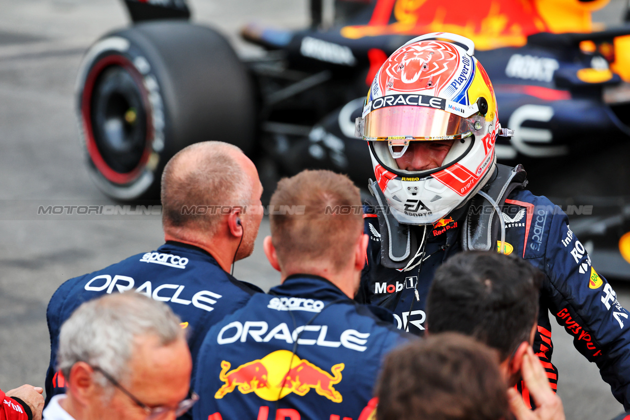 GP AZERBAIJAN, Max Verstappen (NLD) Red Bull Racing celebrates his second position with the team in parc ferme.

30.04.2023. Formula 1 World Championship, Rd 4, Azerbaijan Grand Prix, Baku Street Circuit, Azerbaijan, Gara Day.

- www.xpbimages.com, EMail: requests@xpbimages.com ¬© Copyright: Batchelor / XPB Images