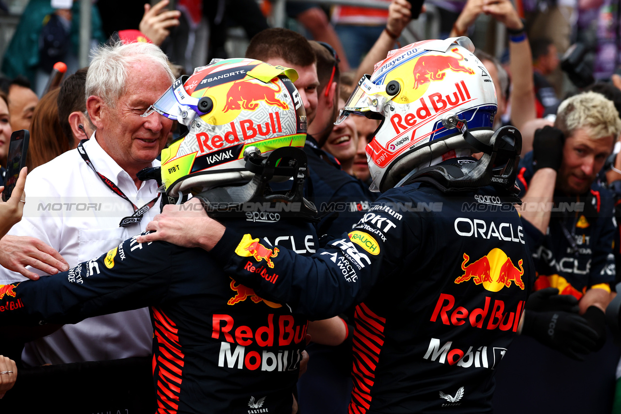 GP AZERBAIJAN, (L to R): Gara winner Sergio Perez (MEX) Red Bull Racing e second placed team mate Max Verstappen (NLD) Red Bull Racing celebrate in parc ferme with Dr Helmut Marko (AUT) Red Bull Motorsport Consultant e the team.

30.04.2023. Formula 1 World Championship, Rd 4, Azerbaijan Grand Prix, Baku Street Circuit, Azerbaijan, Gara Day.

 - www.xpbimages.com, EMail: requests@xpbimages.com ¬© Copyright: Coates / XPB Images
