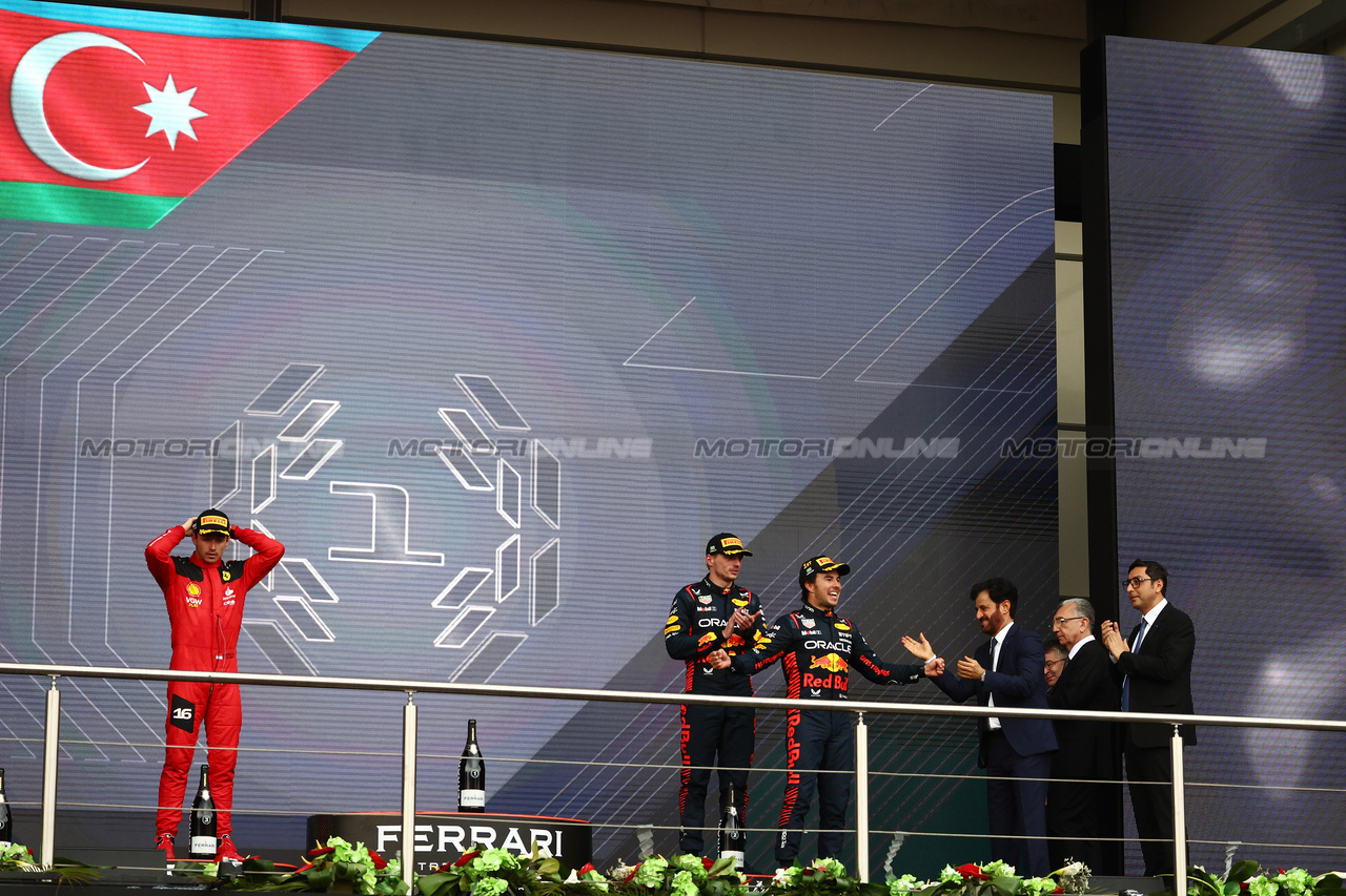 GP AZERBAIJAN, (L to R): Charles Leclerc (MON) Ferrari; Max Verstappen (NLD) Red Bull Racing; e vincitore Sergio Perez (MEX) Red Bull Racing, on the podium.

30.04.2023. Formula 1 World Championship, Rd 4, Azerbaijan Grand Prix, Baku Street Circuit, Azerbaijan, Gara Day.

 - www.xpbimages.com, EMail: requests@xpbimages.com ¬© Copyright: Coates / XPB Images