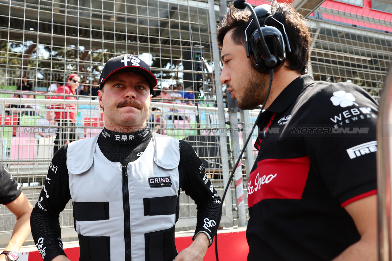 GP AZERBAIJAN, Valtteri Bottas (FIN) Alfa Romeo F1 Team with Alexander Chan, Alfa Romeo F1 Team Gara Engineer on the grid.

30.04.2023. Formula 1 World Championship, Rd 4, Azerbaijan Grand Prix, Baku Street Circuit, Azerbaijan, Gara Day.

- www.xpbimages.com, EMail: requests@xpbimages.com ¬© Copyright: Batchelor / XPB Images