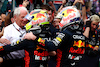 GP AZERBAIJAN, (L to R): Gara winner Sergio Perez (MEX) Red Bull Racing e second placed team mate Max Verstappen (NLD) Red Bull Racing celebrate in parc ferme with Dr Helmut Marko (AUT) Red Bull Motorsport Consultant e the team.
30.04.2023. Formula 1 World Championship, Rd 4, Azerbaijan Grand Prix, Baku Street Circuit, Azerbaijan, Gara Day.
 - www.xpbimages.com, EMail: requests@xpbimages.com ¬© Copyright: Coates / XPB Images