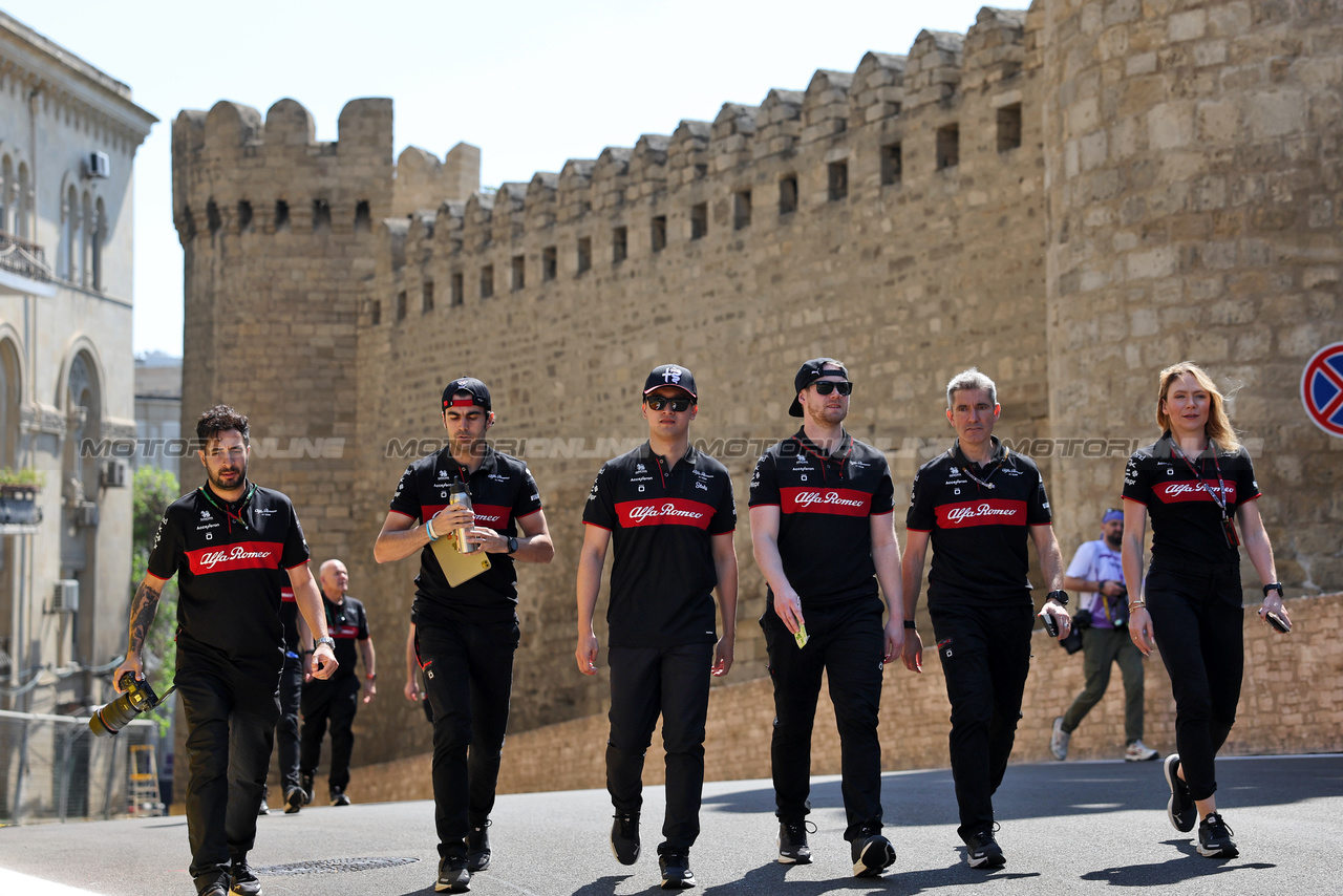 GP AZERBAIJAN, Zhou Guanyu (CHN) Alfa Romeo F1 Team walks the circuit with the team.

27.04.2023. Formula 1 World Championship, Rd 4, Azerbaijan Grand Prix, Baku Street Circuit, Azerbaijan, Preparation Day.

- www.xpbimages.com, EMail: requests@xpbimages.com ¬© Copyright: Bearne / XPB Images