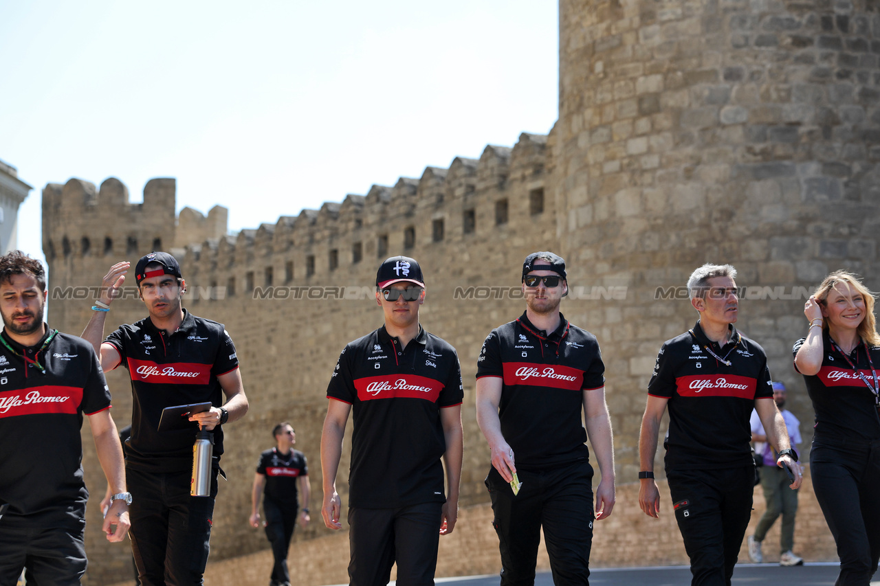 GP AZERBAIJAN, Zhou Guanyu (CHN) Alfa Romeo F1 Team walks the circuit with the team.

27.04.2023. Formula 1 World Championship, Rd 4, Azerbaijan Grand Prix, Baku Street Circuit, Azerbaijan, Preparation Day.

- www.xpbimages.com, EMail: requests@xpbimages.com ¬© Copyright: Bearne / XPB Images