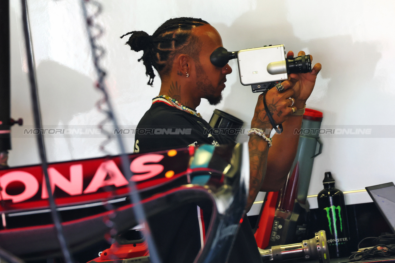 GP AZERBAIJAN, Lewis Hamilton (GBR) Mercedes AMG F1 with a film camera.

27.04.2023. Formula 1 World Championship, Rd 4, Azerbaijan Grand Prix, Baku Street Circuit, Azerbaijan, Preparation Day.

 - www.xpbimages.com, EMail: requests@xpbimages.com ¬© Copyright: Coates / XPB Images