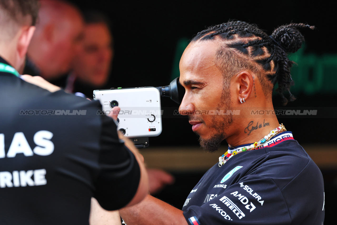 GP AZERBAIJAN, Lewis Hamilton (GBR) Mercedes AMG F1 with a film camera.

27.04.2023. Formula 1 World Championship, Rd 4, Azerbaijan Grand Prix, Baku Street Circuit, Azerbaijan, Preparation Day.

 - www.xpbimages.com, EMail: requests@xpbimages.com ¬© Copyright: Coates / XPB Images