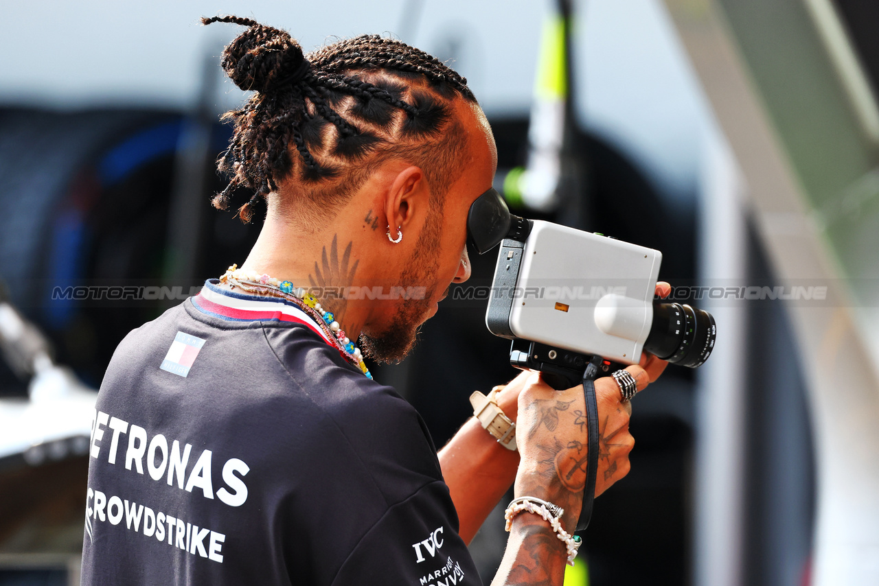 GP AZERBAIJAN, Lewis Hamilton (GBR) Mercedes AMG F1 with a film camera.

27.04.2023. Formula 1 World Championship, Rd 4, Azerbaijan Grand Prix, Baku Street Circuit, Azerbaijan, Preparation Day.

 - www.xpbimages.com, EMail: requests@xpbimages.com ¬© Copyright: Coates / XPB Images