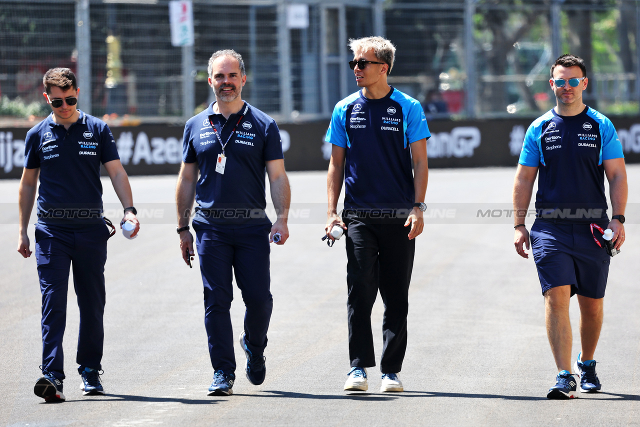 GP AZERBAIJAN, Alexander Albon (THA) Williams Racing walks the circuit with the team.

27.04.2023. Formula 1 World Championship, Rd 4, Azerbaijan Grand Prix, Baku Street Circuit, Azerbaijan, Preparation Day.

- www.xpbimages.com, EMail: requests@xpbimages.com ¬© Copyright: Bearne / XPB Images