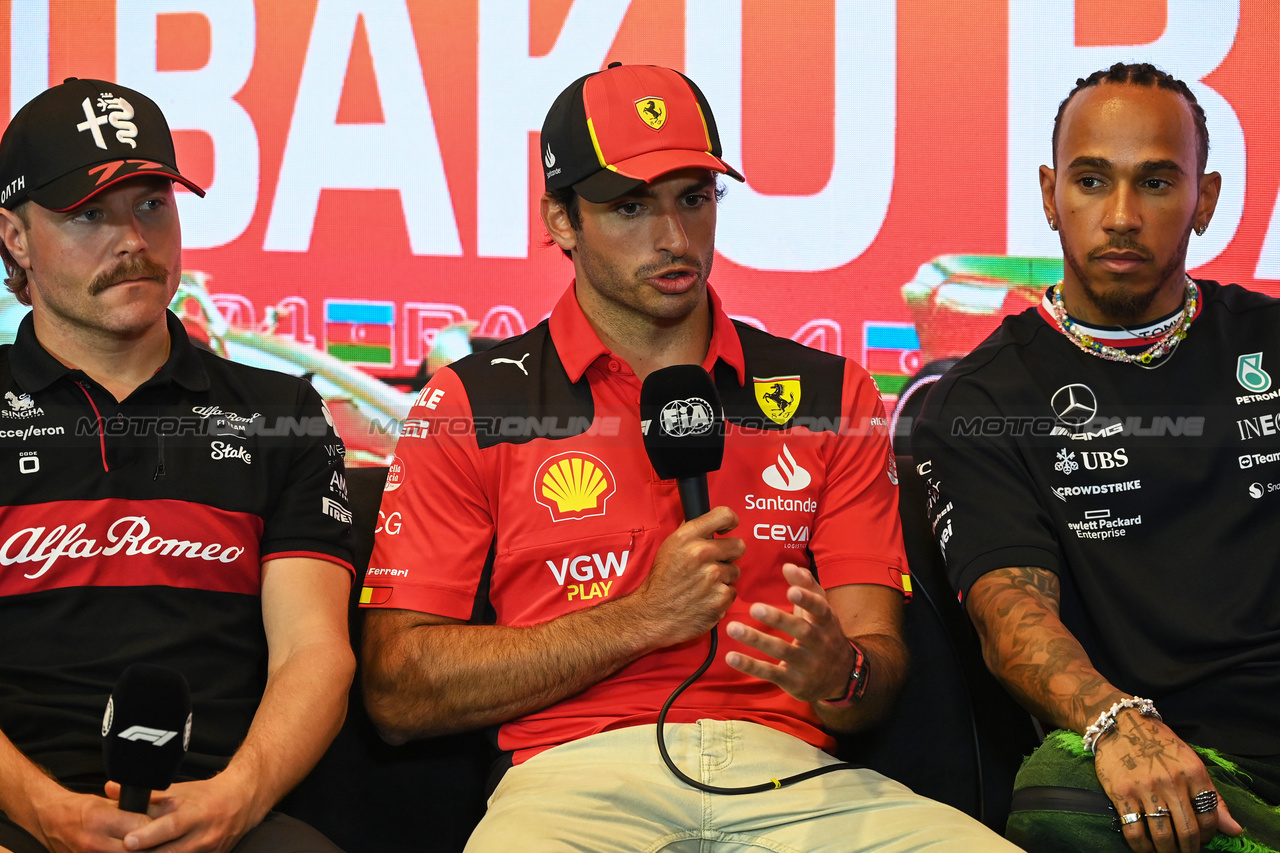 GP AZERBAIJAN, (L to R): Valtteri Bottas (FIN) Alfa Romeo F1 Team; Carlos Sainz Jr (ESP) Ferrari; e Lewis Hamilton (GBR) Mercedes AMG F1, in the FIA Press Conference.

27.04.2023. Formula 1 World Championship, Rd 4, Azerbaijan Grand Prix, Baku Street Circuit, Azerbaijan, Preparation Day.

- www.xpbimages.com, EMail: requests@xpbimages.com ¬© Copyright: XPB Images